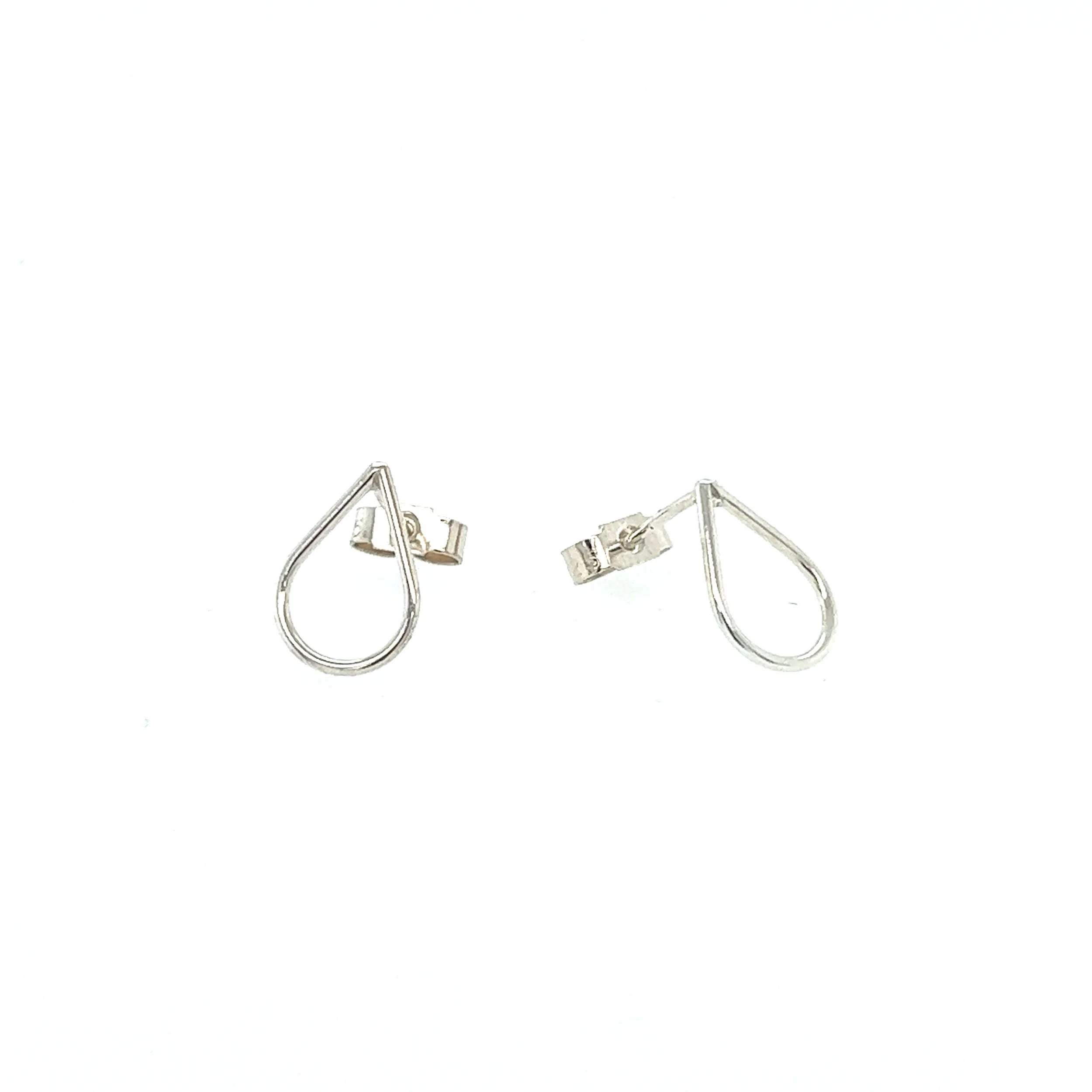 sh-jewellery-edinburgh-contemporary-claire-lowe-teardrop-tiny-stud-silver-details