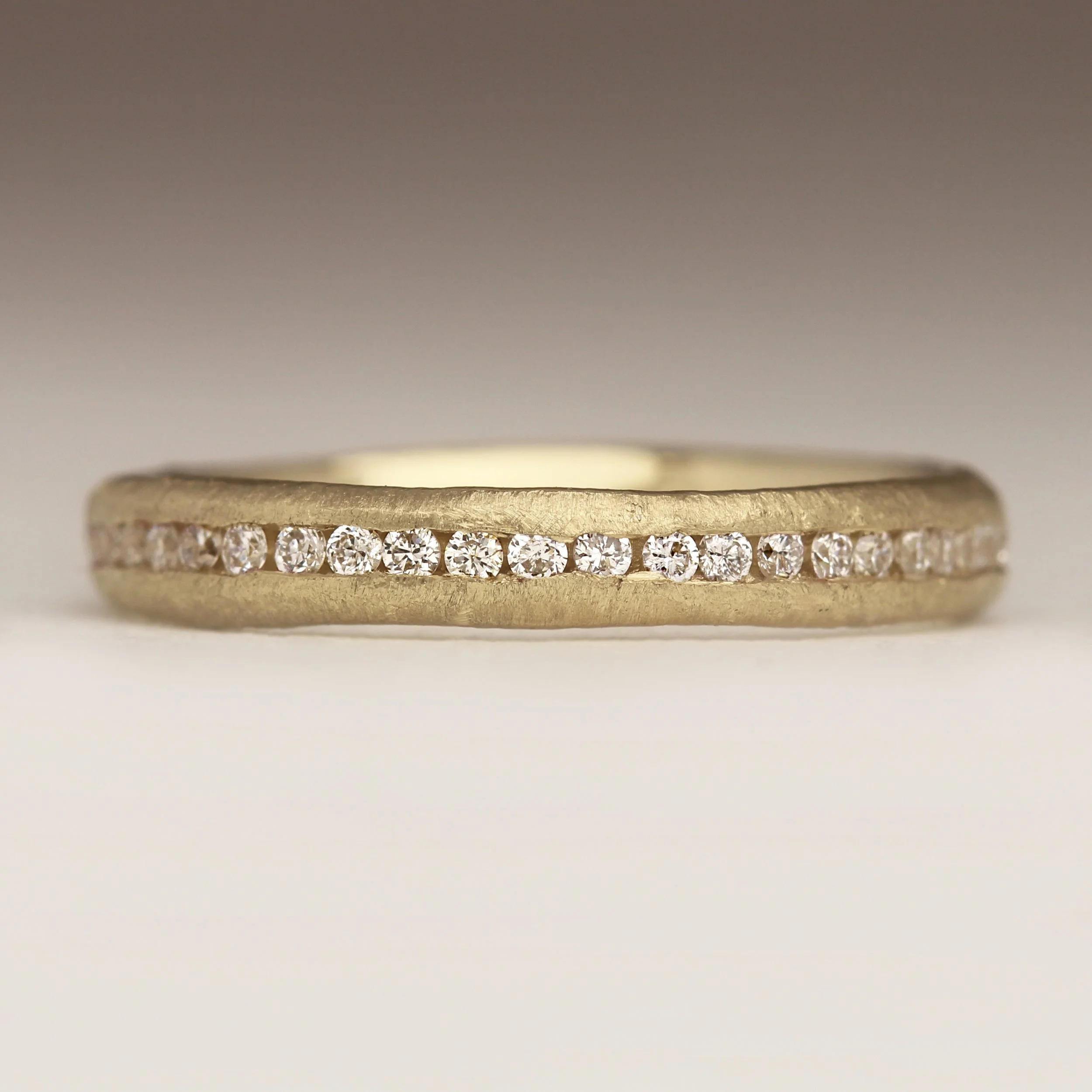 sh-jewellery-edinburgh-contemporary-justin-duance-gold-sand-cast-ring-9ct-diamond-channel-set