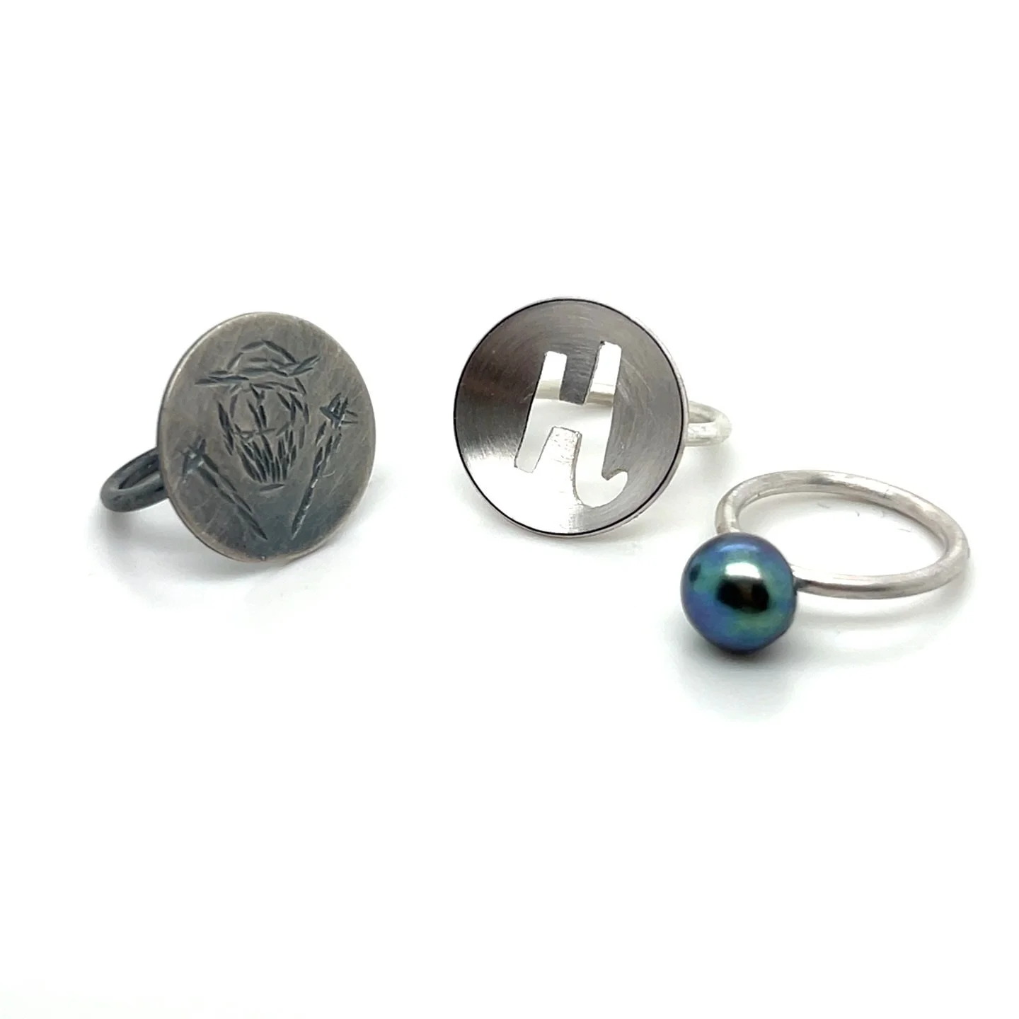 🏴&zwj;☠️ Pirate Jewellery ☠️
Today I took an hour to make these three rings for my son Harris - aka Captain Jack Sparrow! Tomorrow we are both going full pirate and heading to @capitalscificon and his attention to details is second to none. He was l