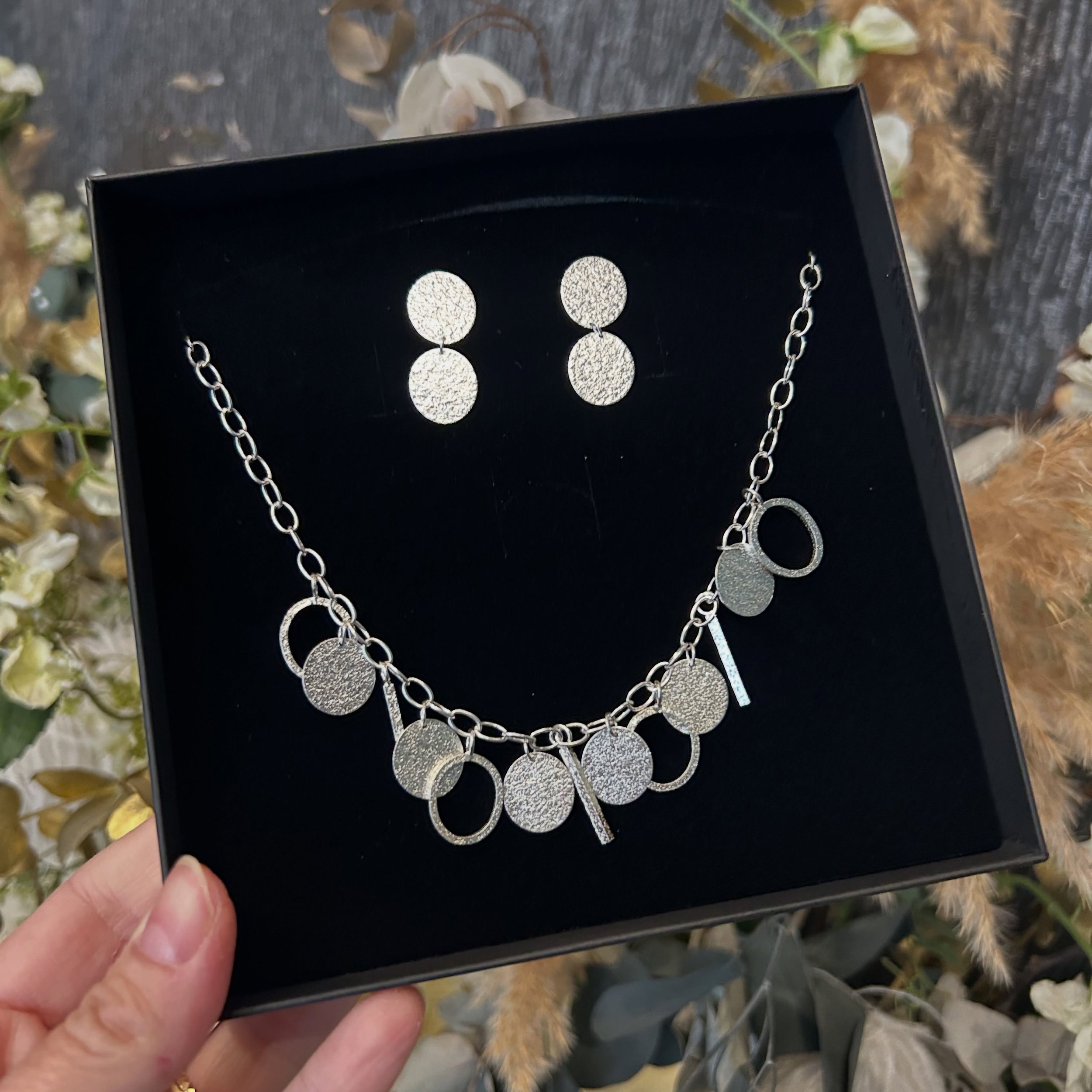 Today we had the lovely Carol in who won our 15th Birthday Celebration Giveaway. She chose this lovely set from @lucythompson_jewellery in silver! Along with a little bag of lovely personalised treats! Congratulations Carol ✨
We have this necklace in