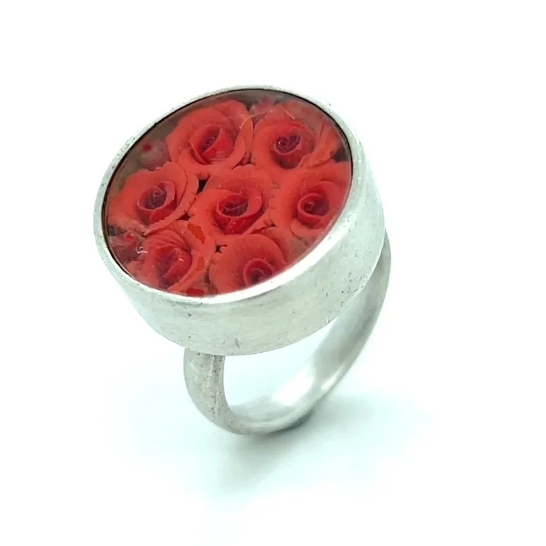 anne-gurike-red-roses-ring.jpg