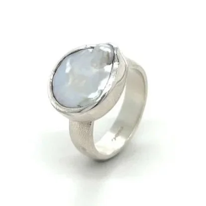 leoma-drew-silver-ring-pearl.jpg