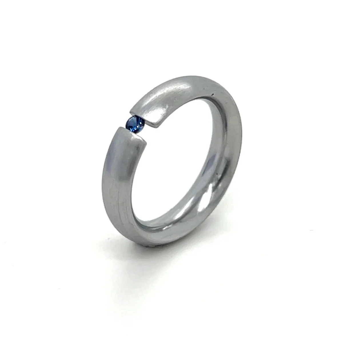 sh-jewellery-edinburgh-contemporary-steel-sapphire-ring-preloved