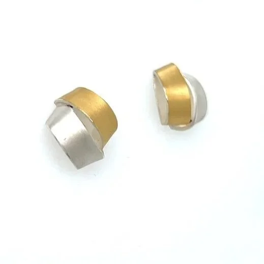 silver-gold-stud-earring-manu.jpg