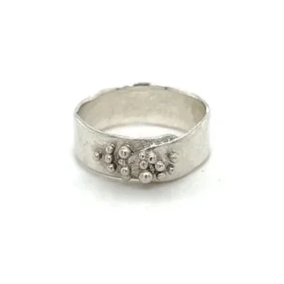 sh-jewellery-edinburgh-contemporary-hannah-bedford-silver-overlap-ring-granulation