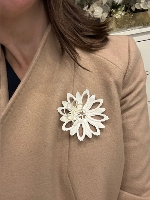 sh-jewellery-edinburgh-contemporary-donna-barry-floral-brooch-gold