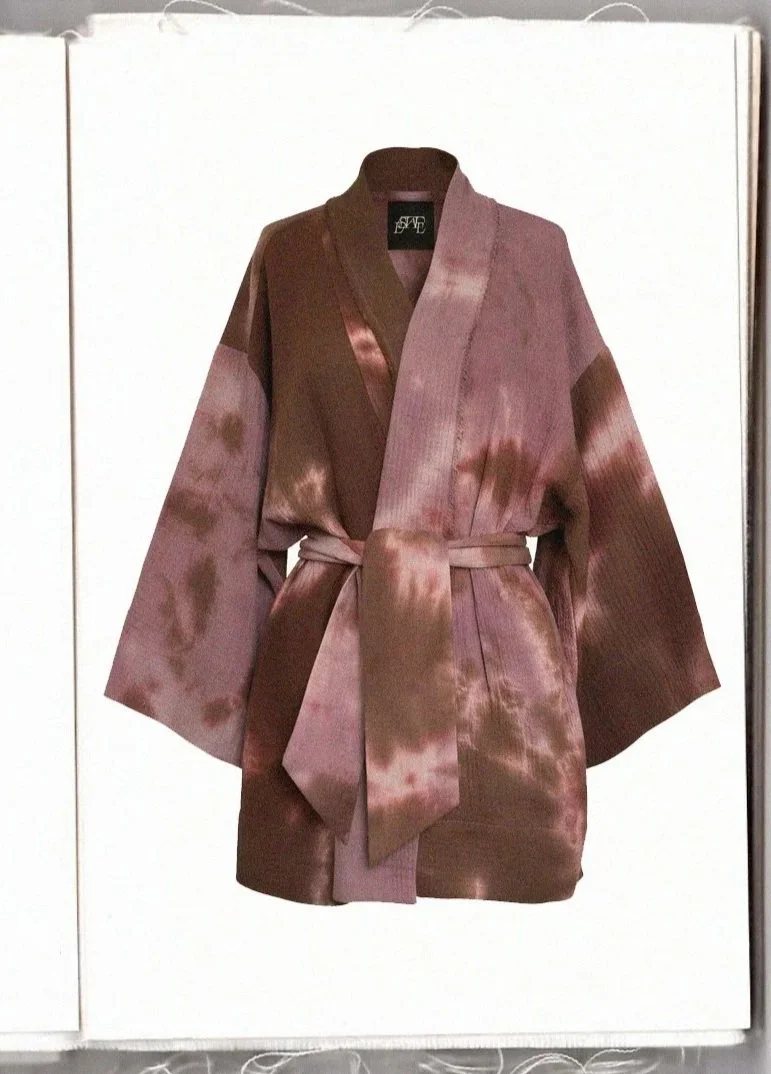 Kimono en satin rose et marron à motif tie-dye avec ceinture.