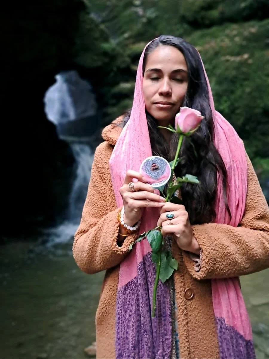 The Way of the Heart 💕👇🏽💕
I know no other way&hellip; than love. 
It&rsquo;s what I return to again and again and again. 
It&rsquo;s what I trust above all else&hellip; love 💗

Not too long ago, I was facilitating a rose blessing ceremony. 🌹

I