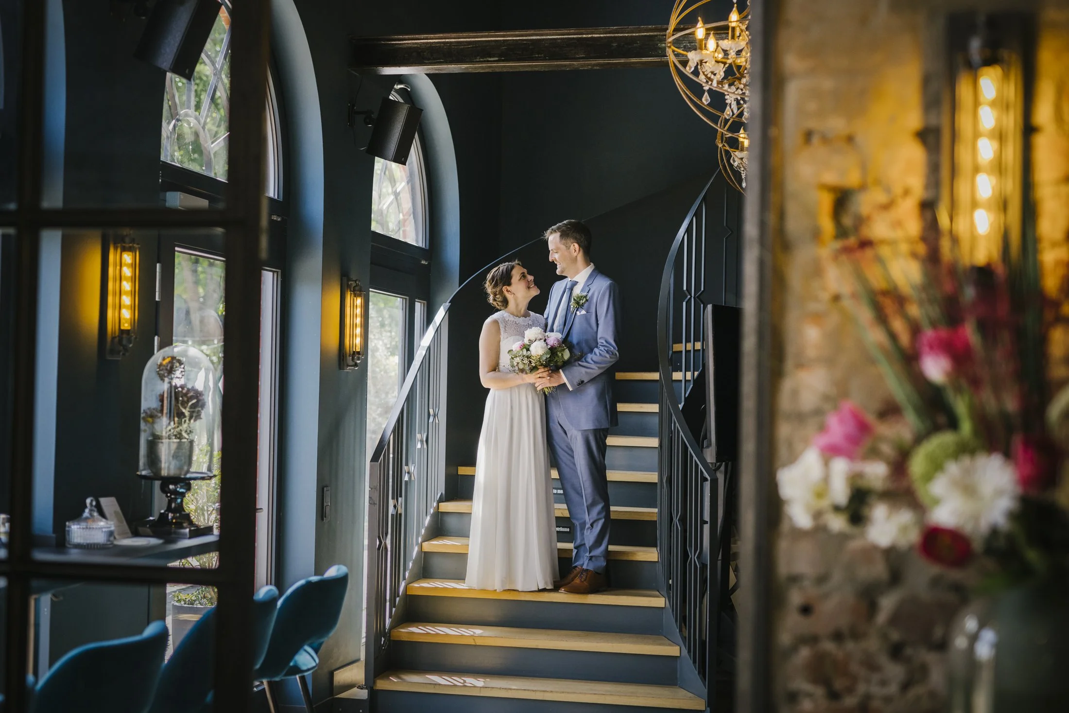 Portrait von dem Hochzeitspaar auf einer Treppe in der Pulvermühle in Hamburg