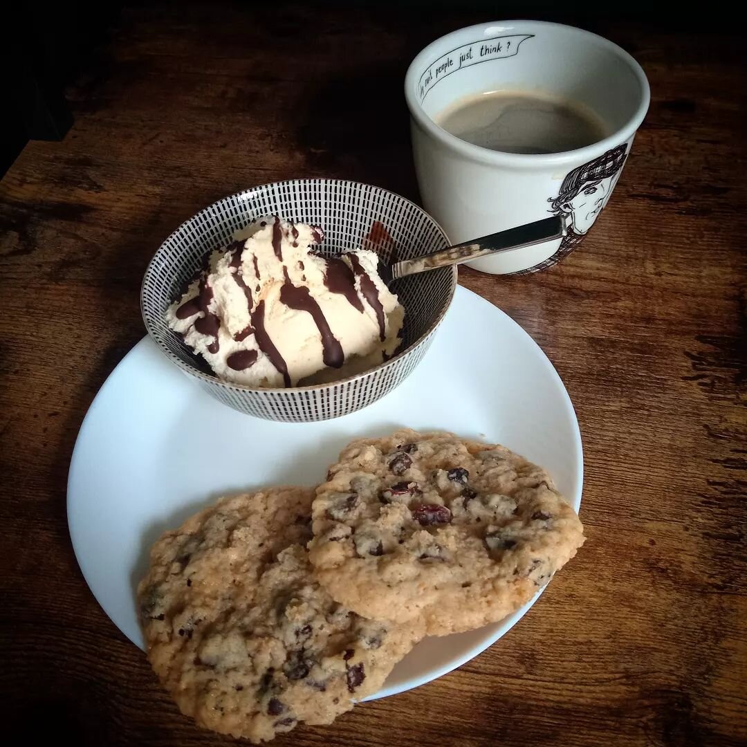 Weekend indulgence 🤤🍪🍨☕
Still missing Trinity, of course, but I also know that I can't let the negativity and sadness take a hold forever.
And yes, those are two cookies - I baked them, I'm allowed to devour them 😉

Do something nice for yourselv