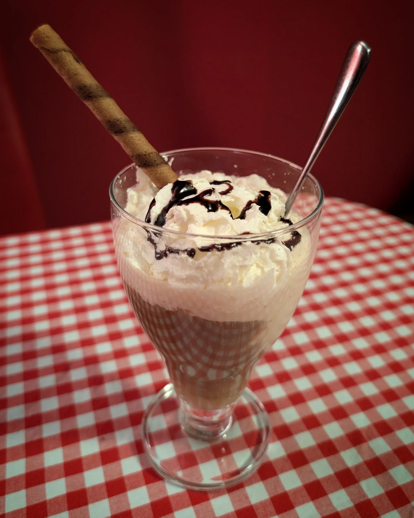 Just letting you know I'm still alive 😉
There's another heat wave going on here, so my husband and I are indulging in a nice, cool treat - after all, there's always some way you can enjoy a good coffee, in this case a yummy iced coffee with ice crea