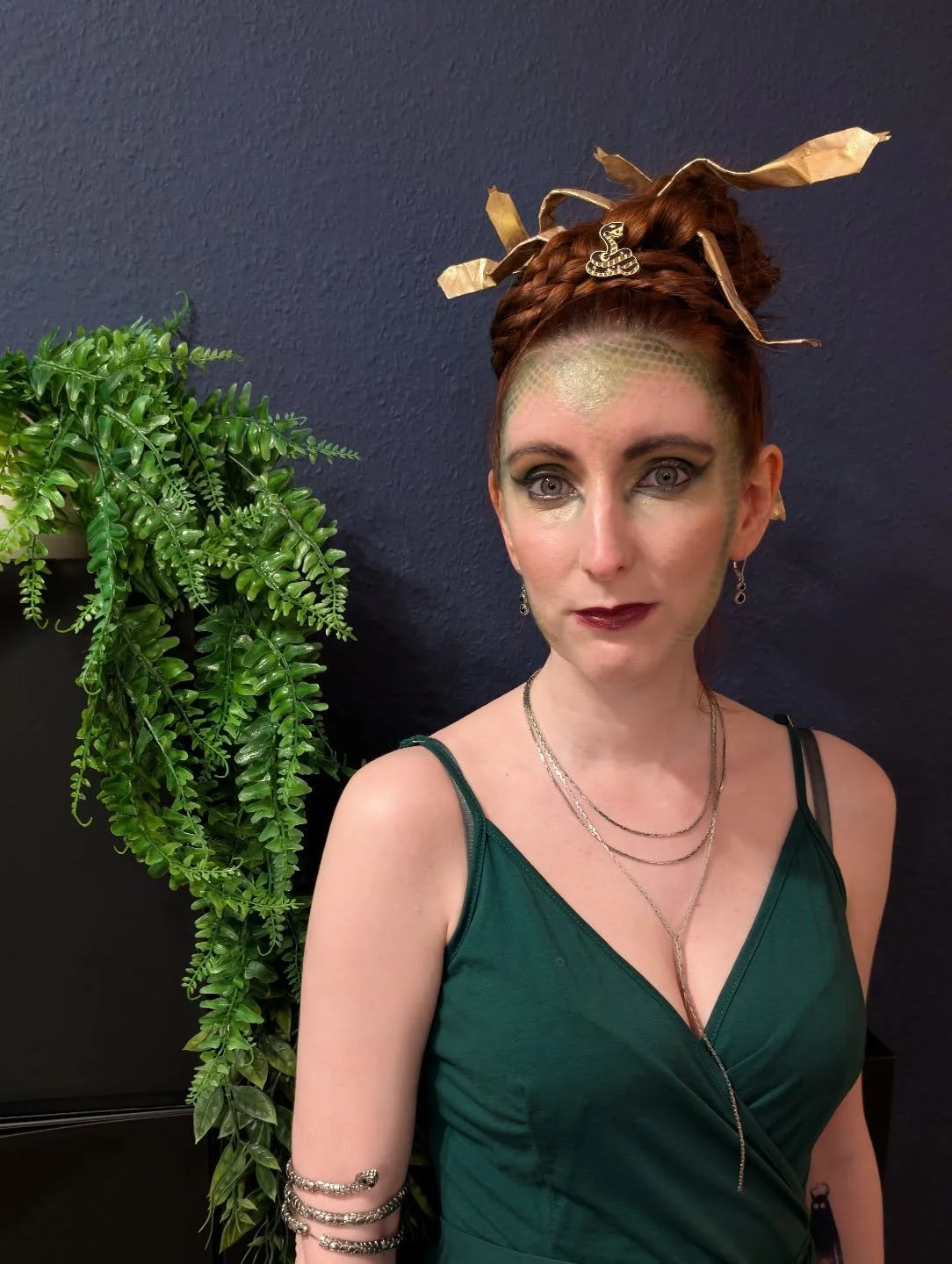 Since I won't have much time later, here's an early Halloween post 😉
Happy Halloween! 🎃👻

My costume this year is pure improvisation 😂 First, I didn't find the dress I had originally planned to wear, so I had to switch costume ideas. Then the rub