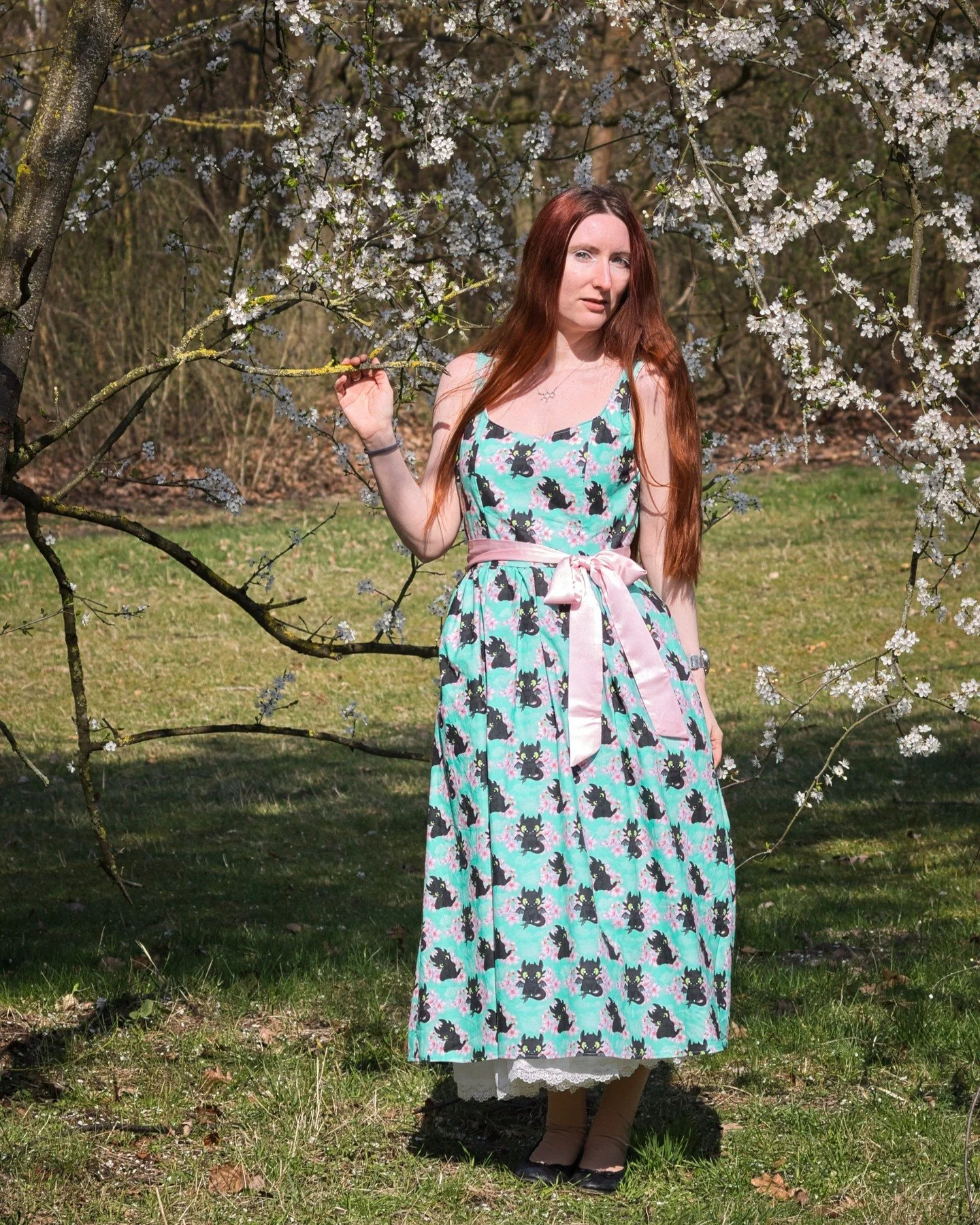 Ah, yes, it was my birthday a couple of days ago, and as the grown-up that I am, I decided to sew myself a (Baby) Toothless dress over the weekend 😂 Remember that test dress? Here is the version with the actual fabric I bought for the Vogue 9100 pat