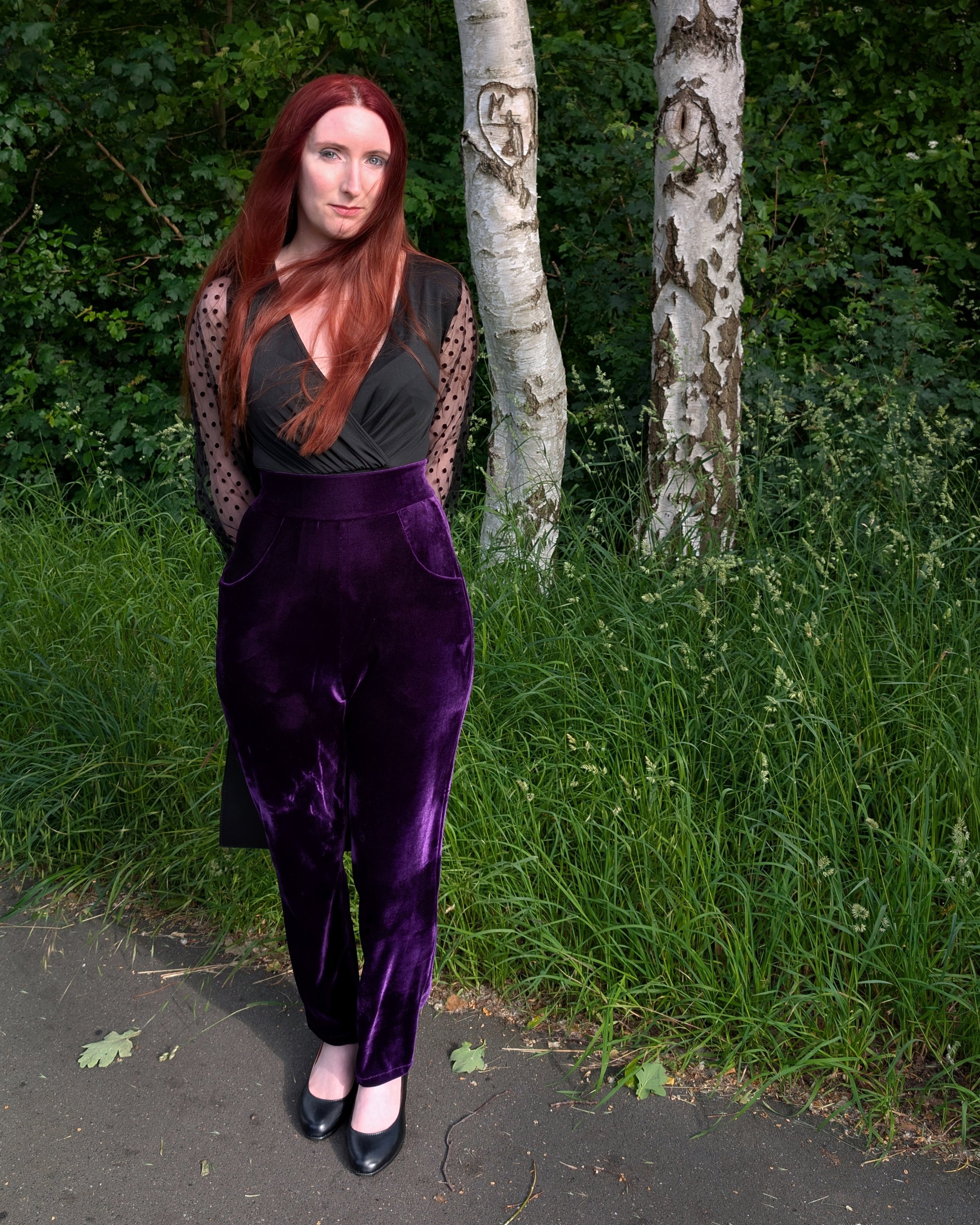 Hey!
I realized I still owe you the results of my latest sewing sessions, so here they are 😉
I used the Audrey Cigarette Pants pattern by Charm Patterns to sew one pair of grey, kind of everyday-trousers. 
Then I saw this amazing velvet in a dark pu