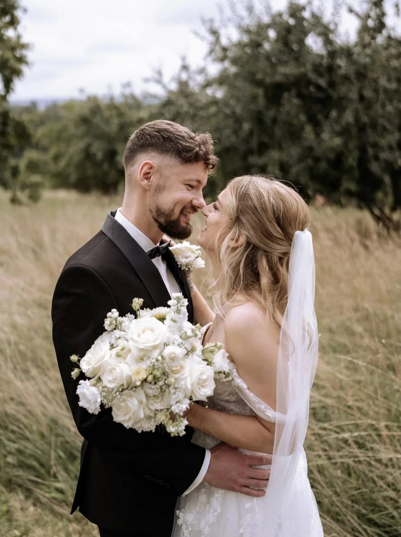Echte Momente f&uuml;r die Ewigkeit! 🤍
Ein Hochzeitstag ist voller besonderer Momente, die es verdienen, festgehalten zu werden.

Ihr plant eure Hochzeit und sucht noch nach einem Hochzeitsfotografen? Schreibt mir gerne eine Nachricht 💌 
Was ist Eu