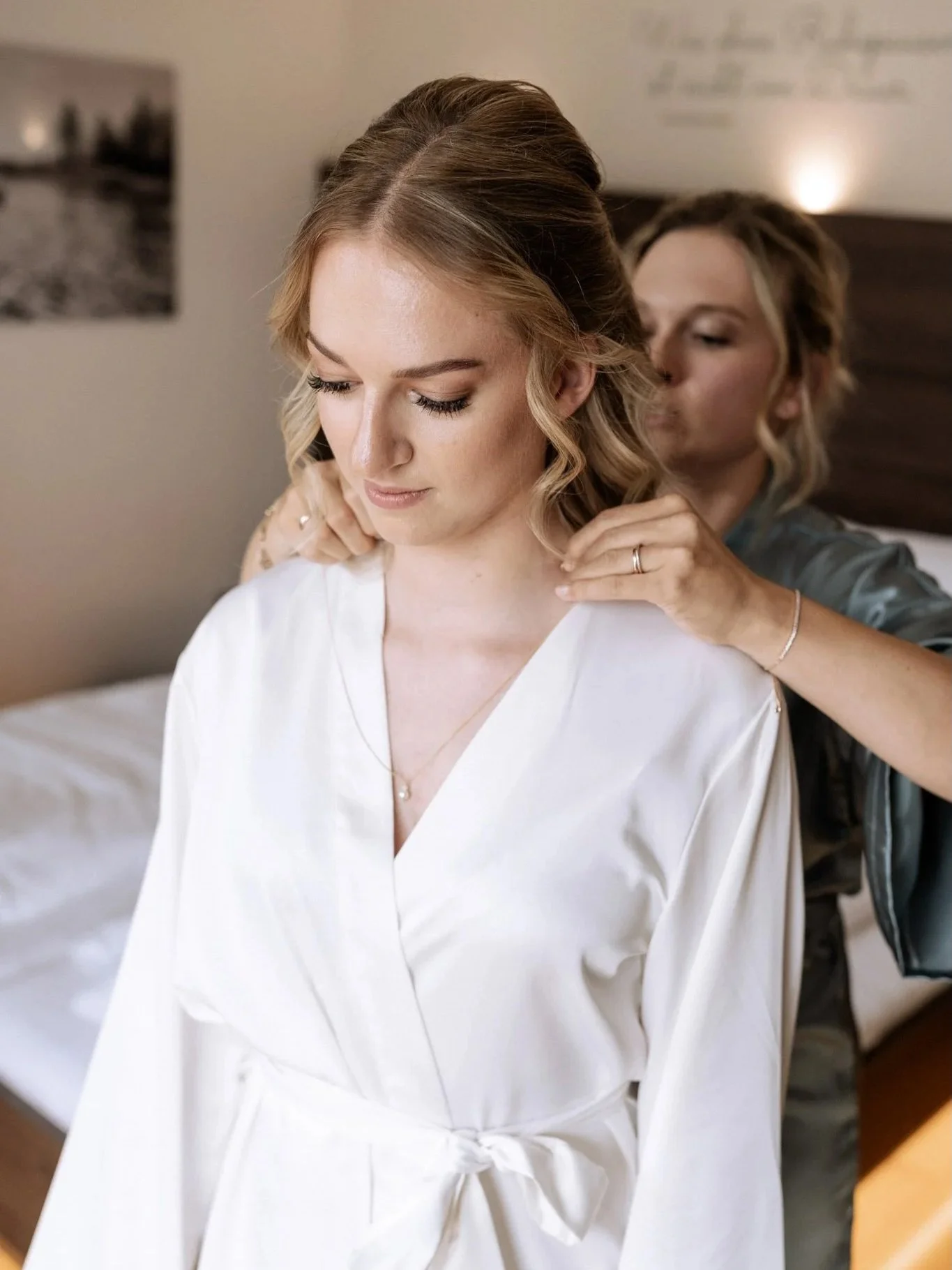 Getting Ready 🥂🤍

Der Zauber Euer Hochzeit beginnt lange vor dem Ja-Wort. Als Euer Hochzeitsfotograf bin ich dabei, wenn Ihr Euch auf diesen besonderen Tag vorbereitet. Vom liebevoll arrangierten Detail Eures Outfits bis zu den emotionalen Momenten