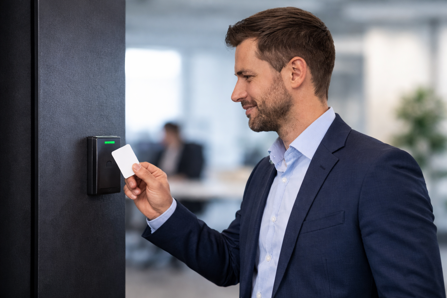 Man blippar RFID-passerkort vid kortläsare på arbetsplats