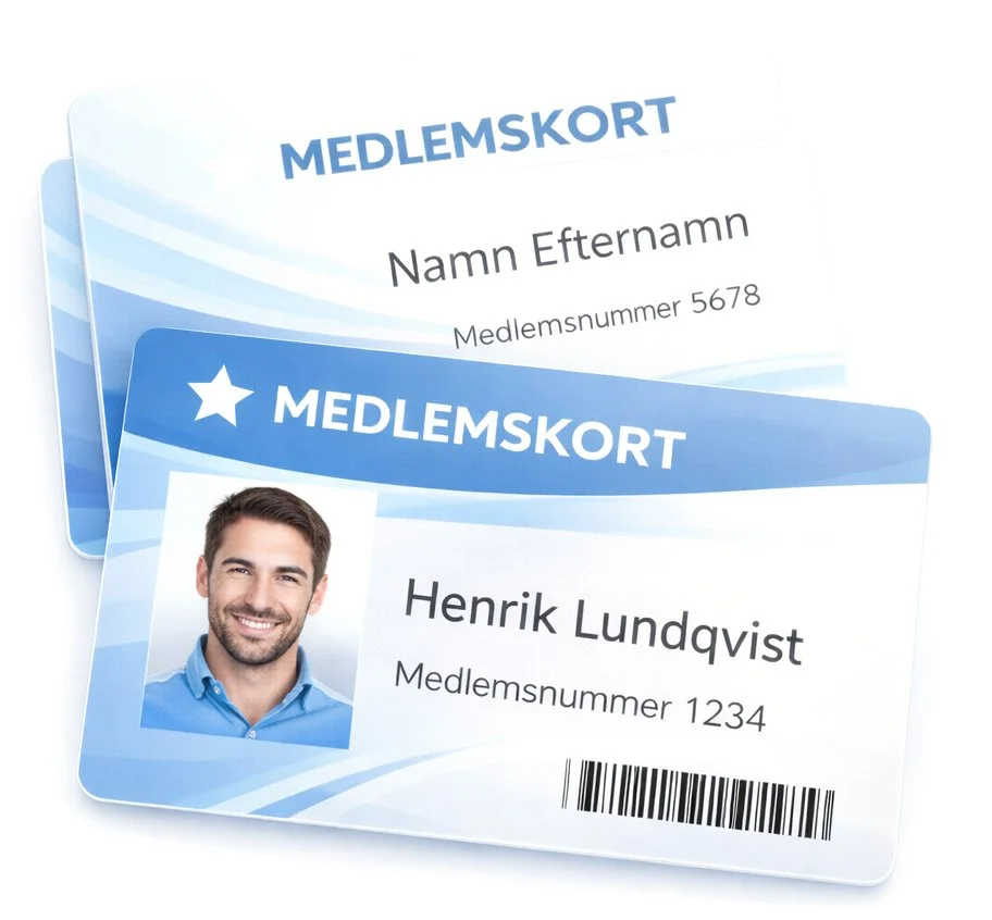 Exempel på medlemskort i plast med tryck, där översta kortet visar foto, namn, medlemsnummer och streckkod. Kortet kan anpassas med egen design och individuell information för föreningar, klubbar och organisationer.