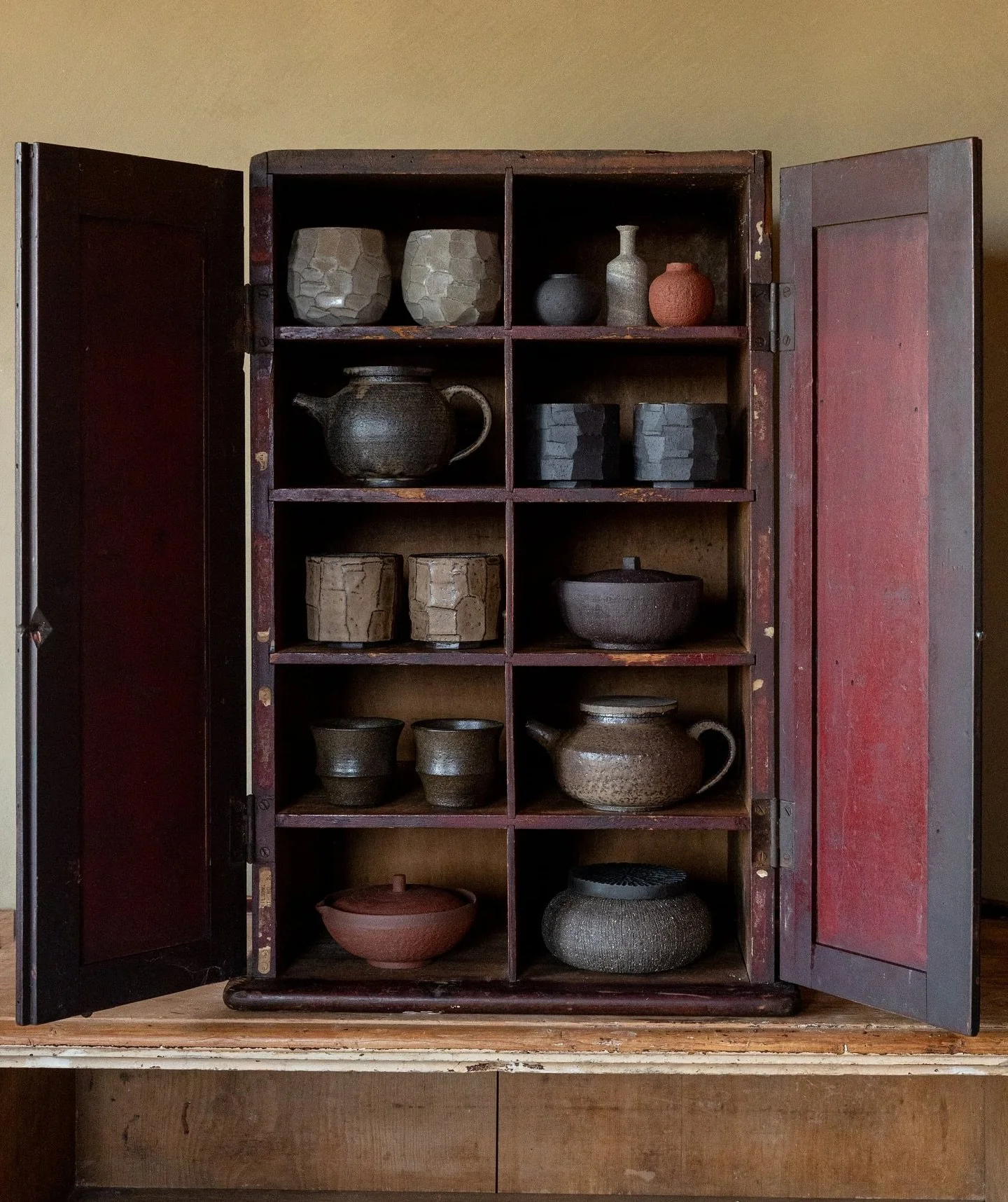 Recent work, mostly teaware, living inside a newly found antique cabinet. I have a soft spot for collecting old furniture&mdash;each piece a little step closer to the dream of having my own atelier one day.

#modernceramics #ceramicvase 
#potteryvase