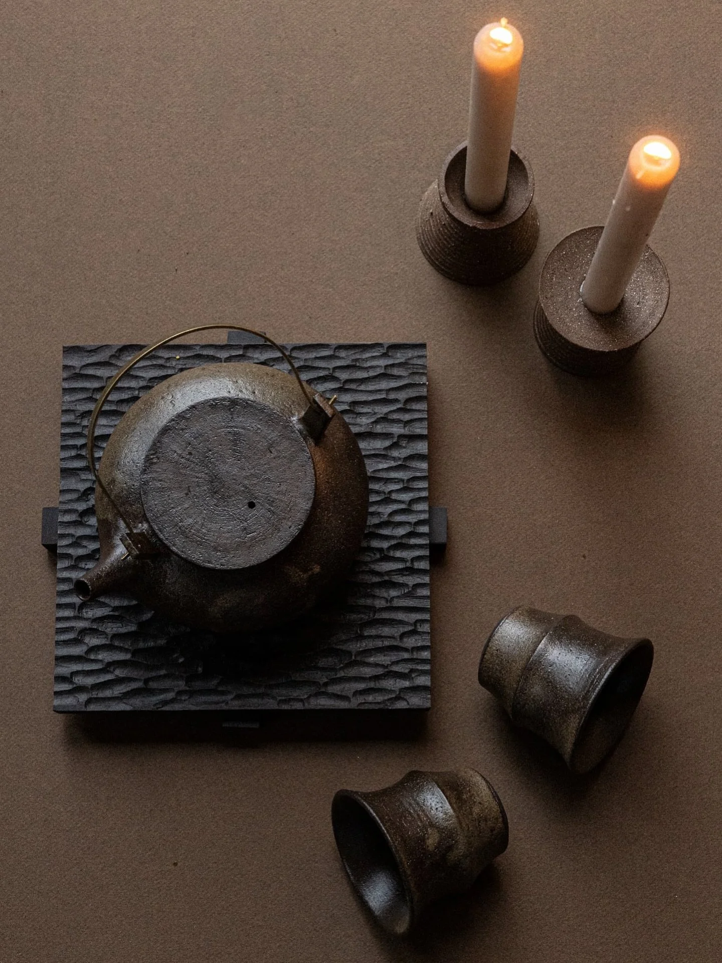 Stoneware teapot and beakers in my woodash glaze, resting on a tray my dad carved. Rain outside, tea inside &mdash; autumn at its best 🍂

#homedecorceramic #ceramicvase #handmadevase #potteryvase #ceramicsofinstagram #pottery #ceramics #ceramicsofin