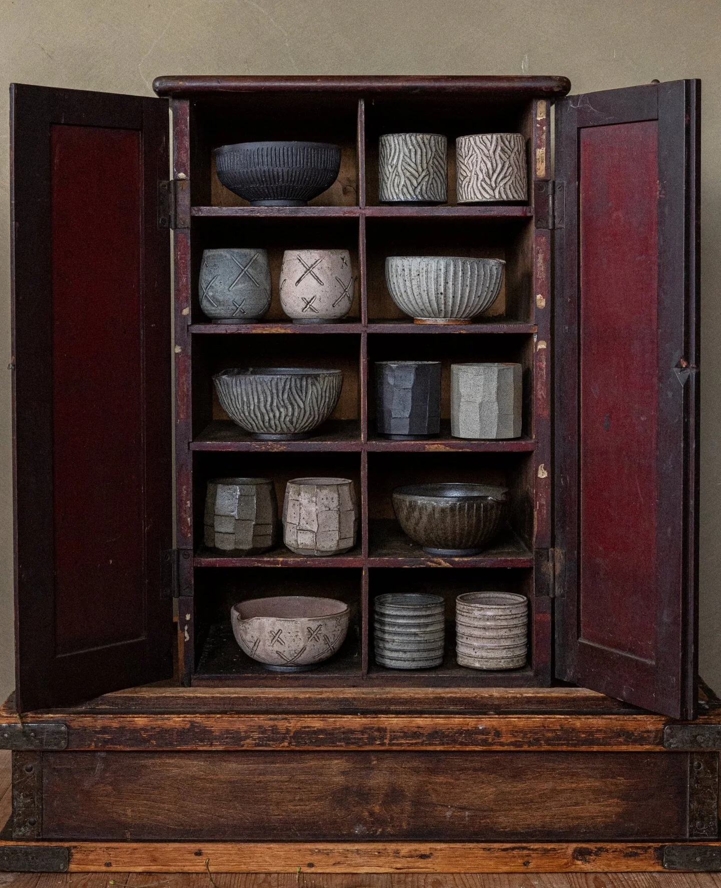 Recent work: cups and matcha bowls, tucked into my favourite antique cupboard.

#pottery #ceramics #cups #coffeecups #matchabowl