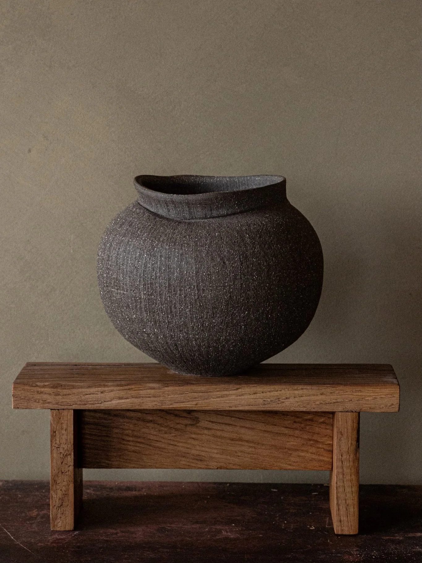 Wheel-thrown and gently distorted stoneware moon jar. 
I love the simplicity of its form and the heavily textured surface. Now just waiting for spring so I can fill it with fresh blossoms 🤍

#pottery #ceramics #moonjar #vase #ceramicvase