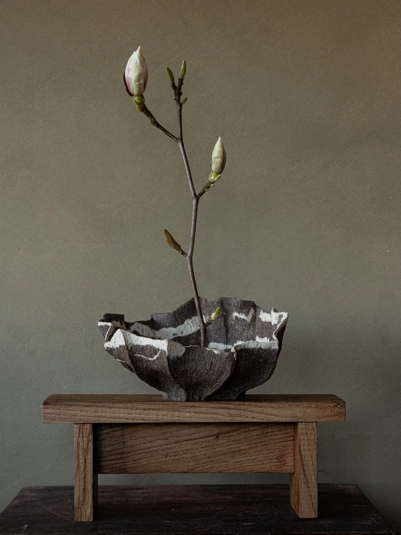 Sculptural stoneware bowl and magnolias &mdash; I can&rsquo;t get enough of this pairing. It says spring to me, even though winter&rsquo;s back in Scotland &hellip;

#pottery #ceramics #flowerarrangment #bowl #scuplture