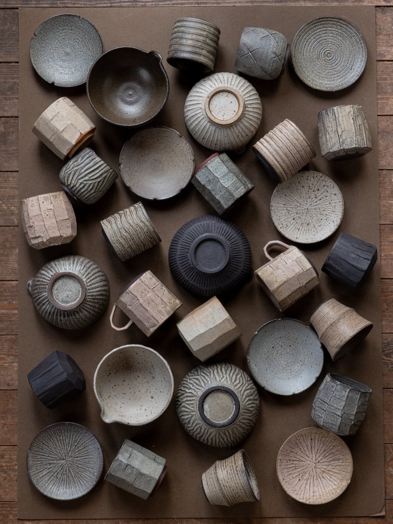 A big group of pots, all ready for tomorrow&rsquo;s shop update.

Shot hundreds of photos (no joke)&hellip; but that&rsquo;s what happens when every single piece is different and handmade ✨

#pottery #ceramics #cups #matchabowl #ceramicsofinstagram