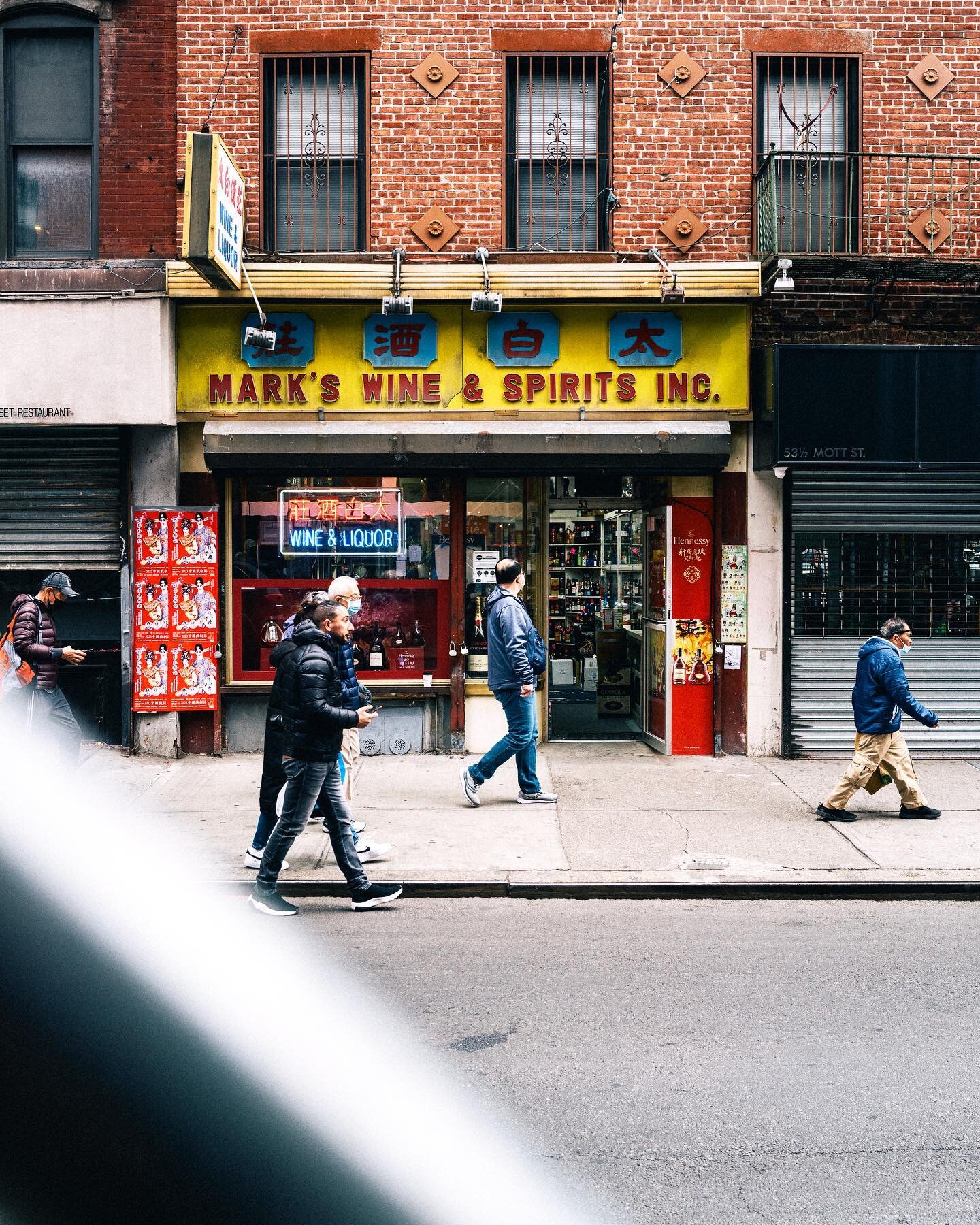 New York, Chinatown 
.
.
.

#leica #leicaq2 #newyork #coneyisland #coneyislandbeach #nyc #usa #newyorkcity #newyorklife #coney #streetphotography #leicacamera #beachlife #hotdog #nathanshotdogs #coneyislandboardwalk #foodporn #newyorkcitylife #street