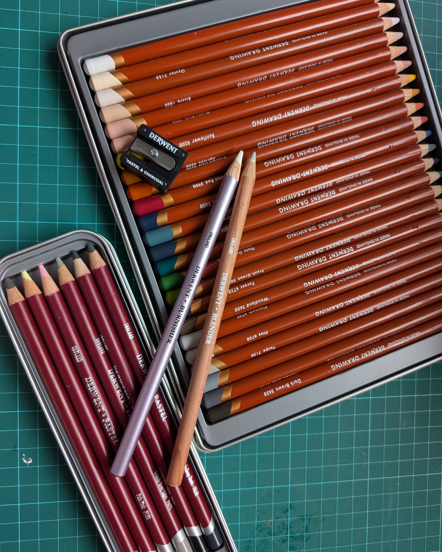 A happy delivery to brighten up my Monday, take a look at my stories to see me unbox and share what I ordered. Absolutely love the extended Derwent drawing range of colours. Looking forward to trying all these out 😊
Keeping everything crossed for pl