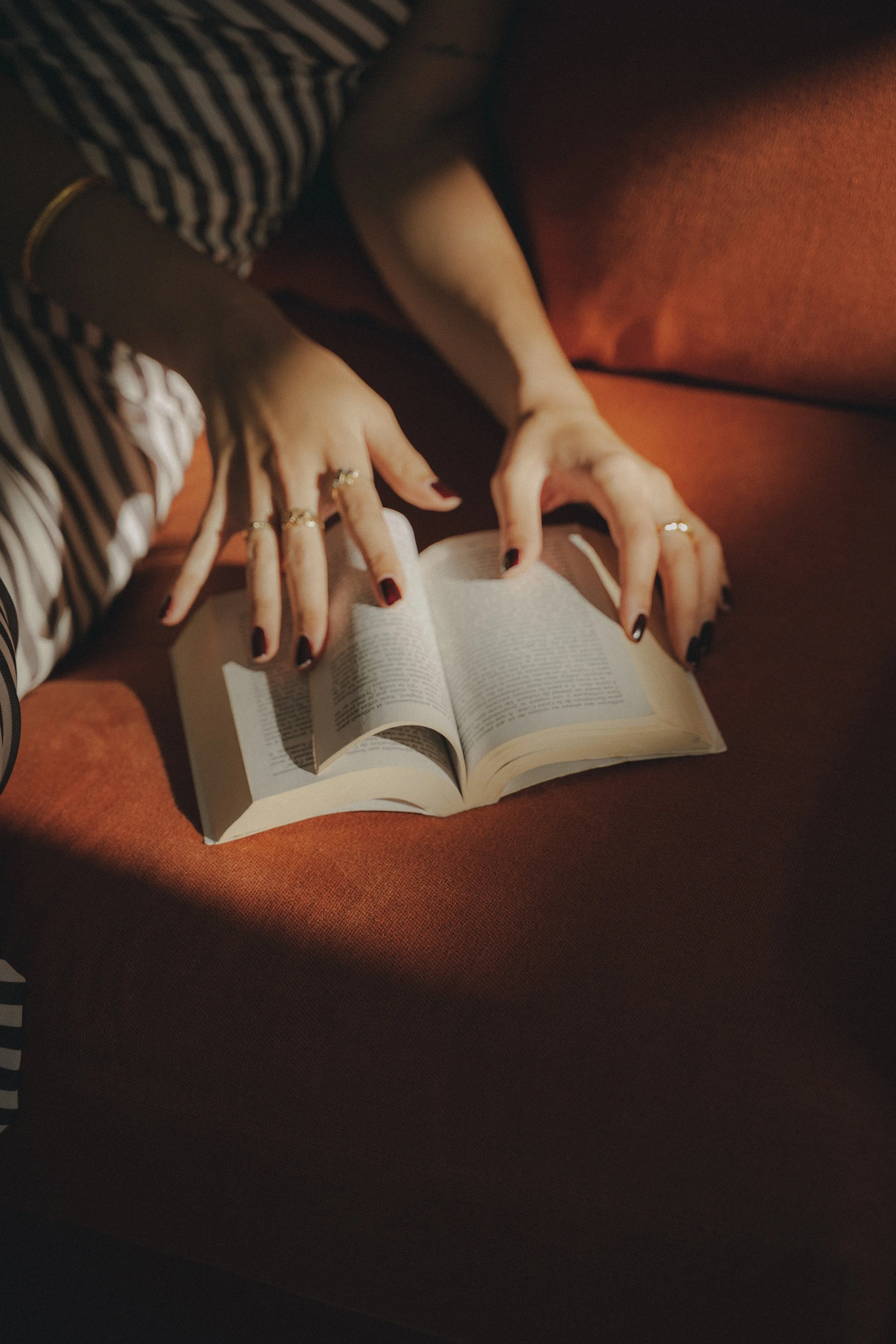 Contenu photo : ambiance lifestyle et minimaliste à Casa Montelongo - moment de lecture