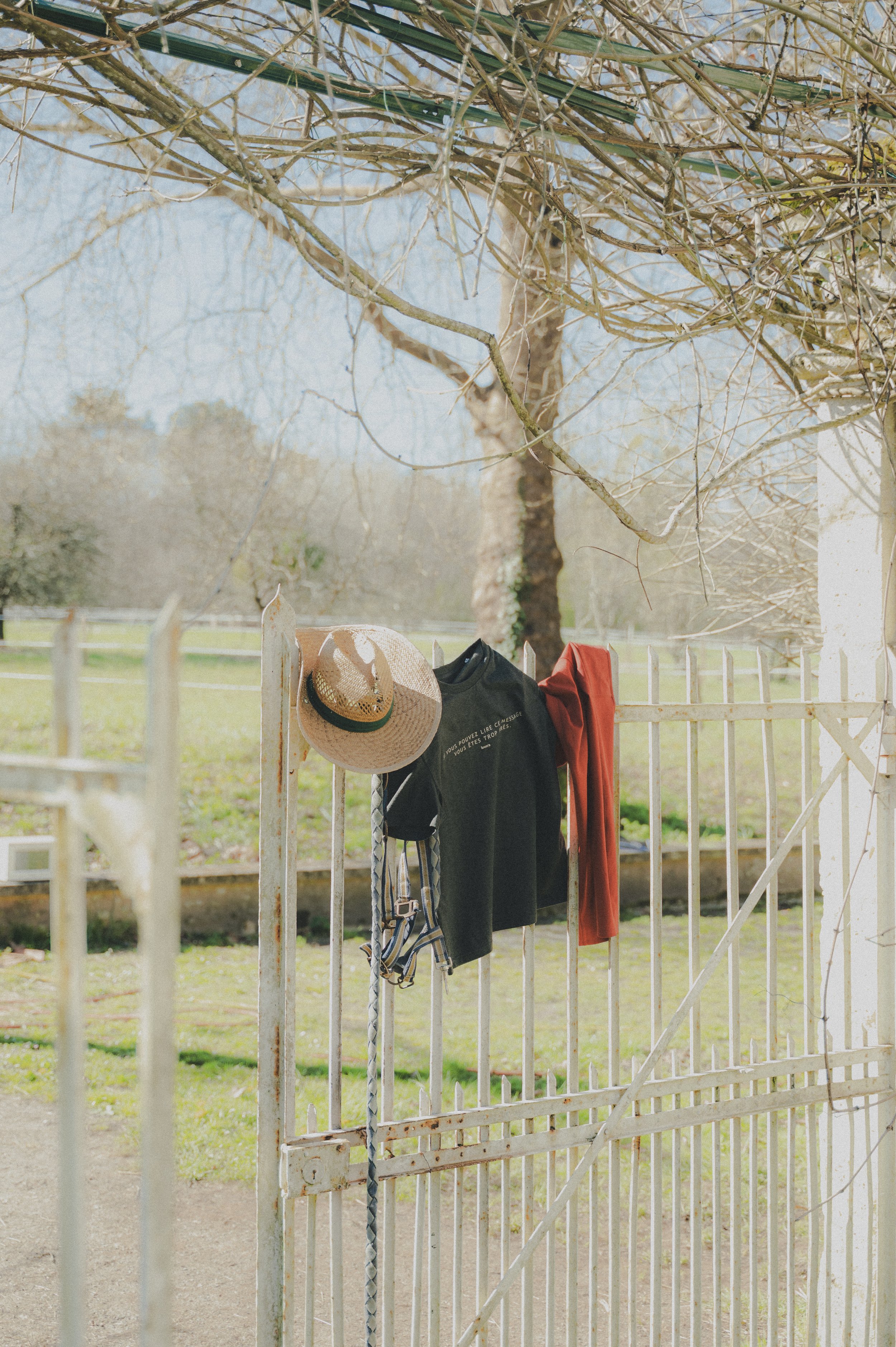 Photo lifestyle : Collection Loen’s Equestrian présentée dans un cadre équestre naturel