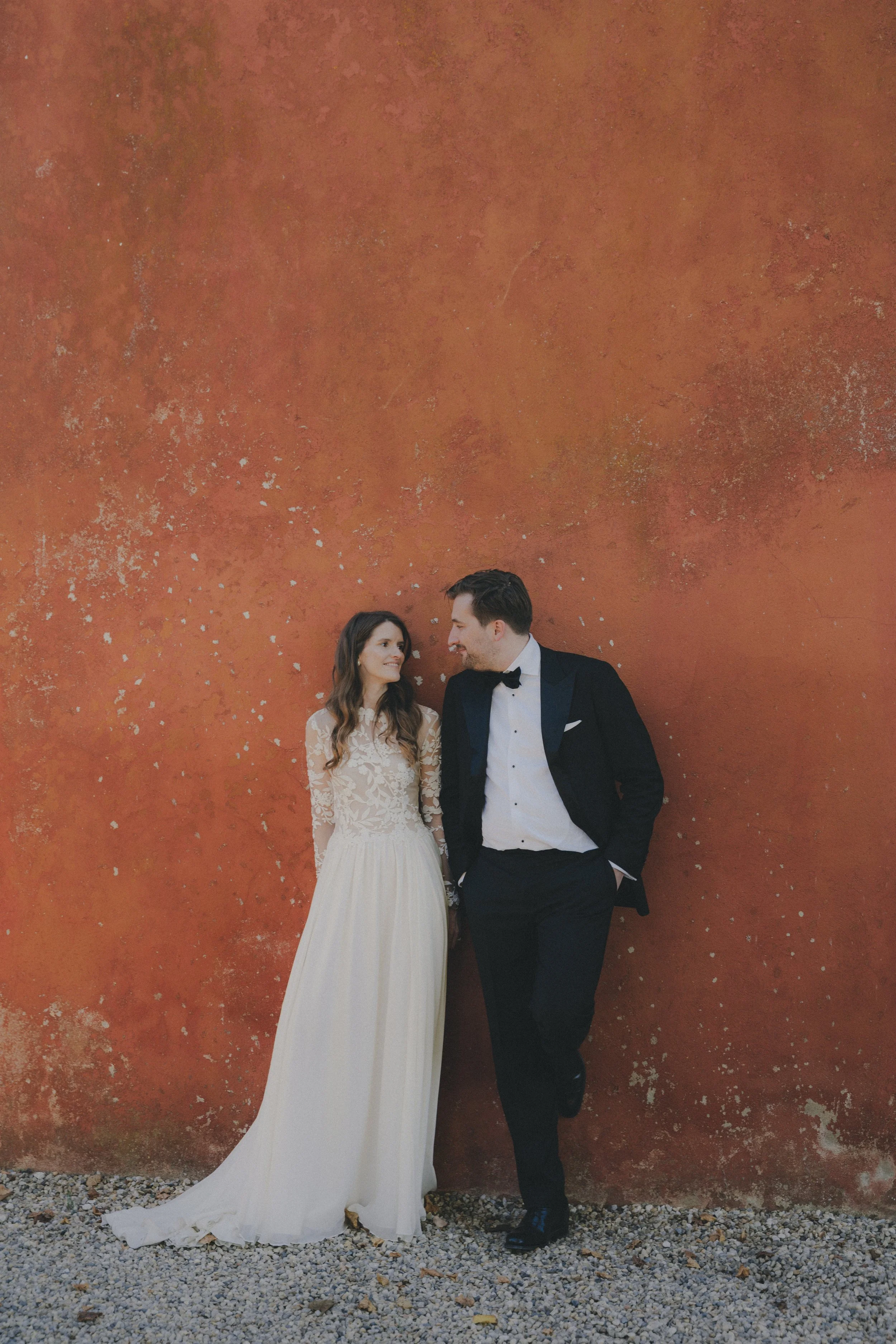 Séance photo de couple lors d’un mariage, approche naturelle et spontanée