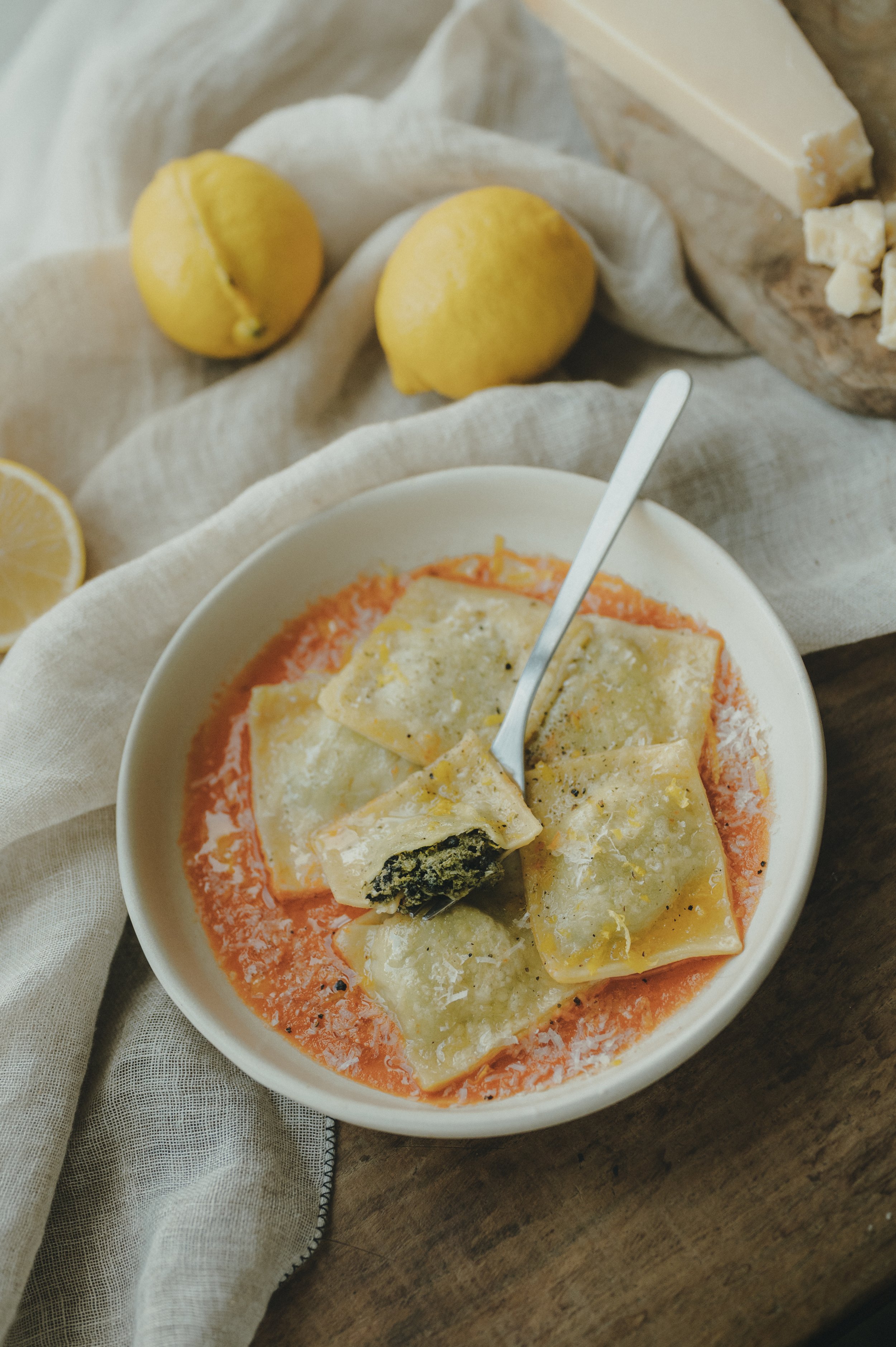 Recette de raviolis photographiée par une photographe culinaire : sauce, farce, citron et textures gourmandes