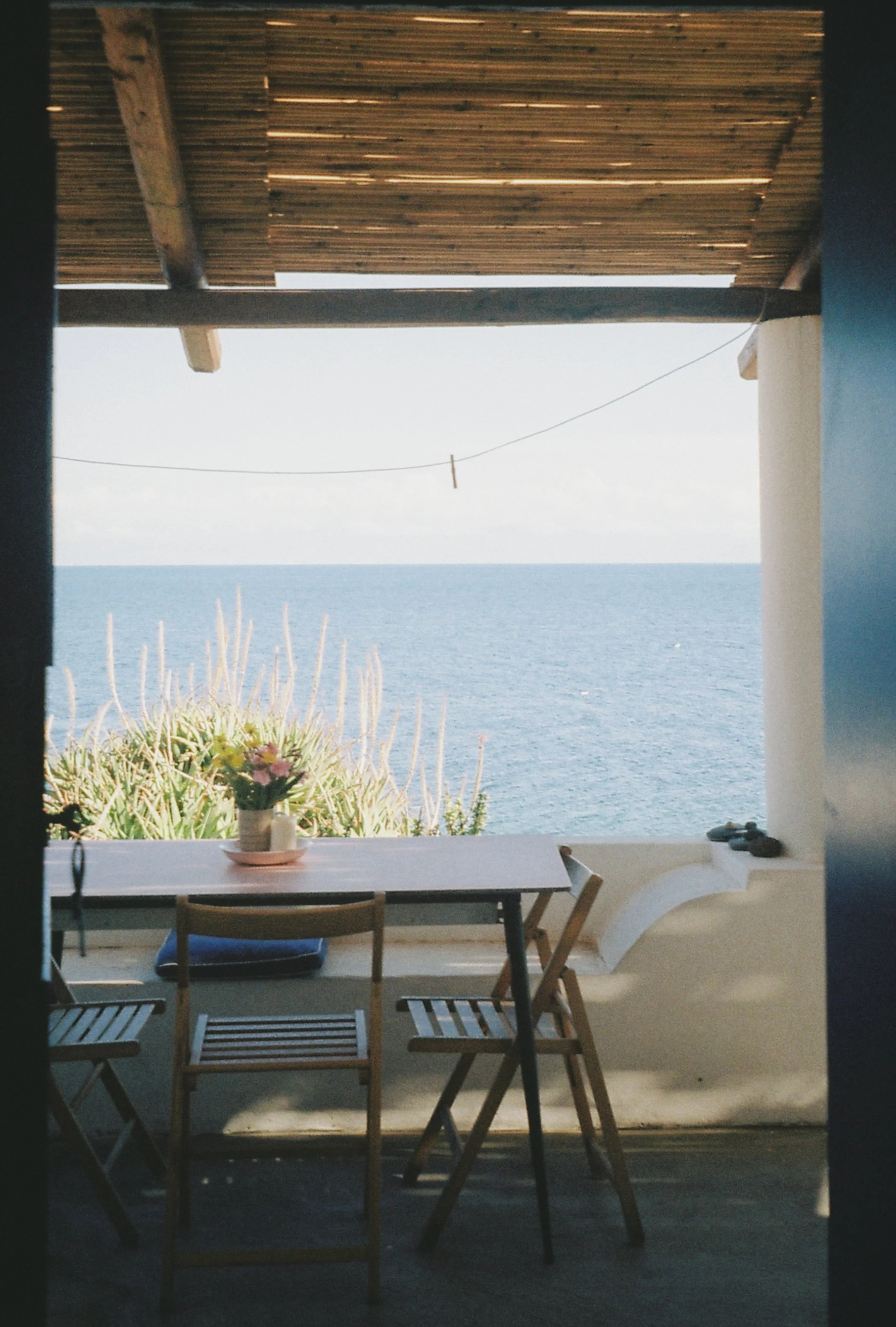 Photographie argentique : terrasse d’une maison éolienne à Alicudi avec vue panoramique sur la mer