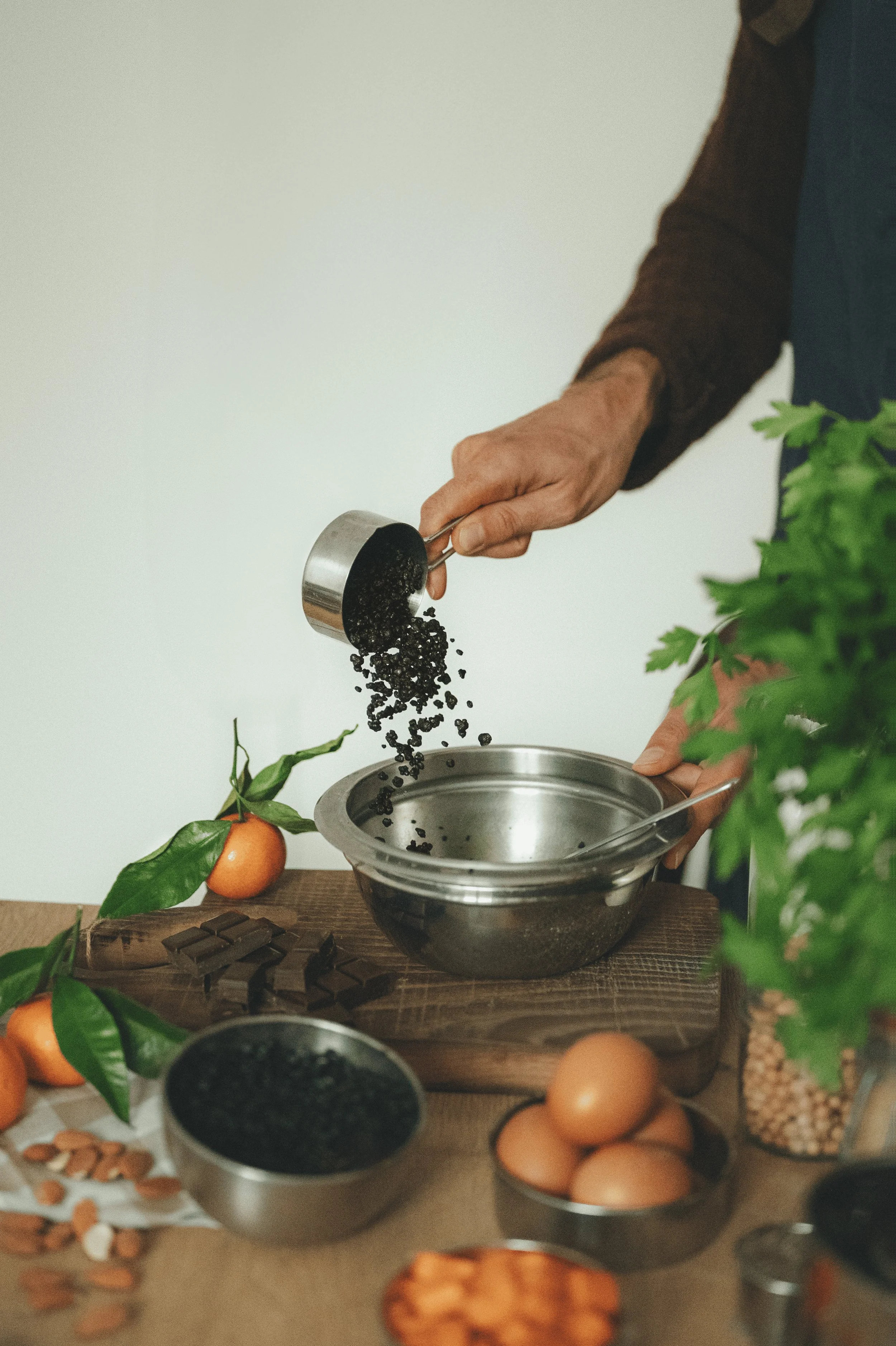 Photographe culinaire – geste de cuisine versant les ingrédients à base d'algues Edonia dans un bol en inox, ambiance naturelle
