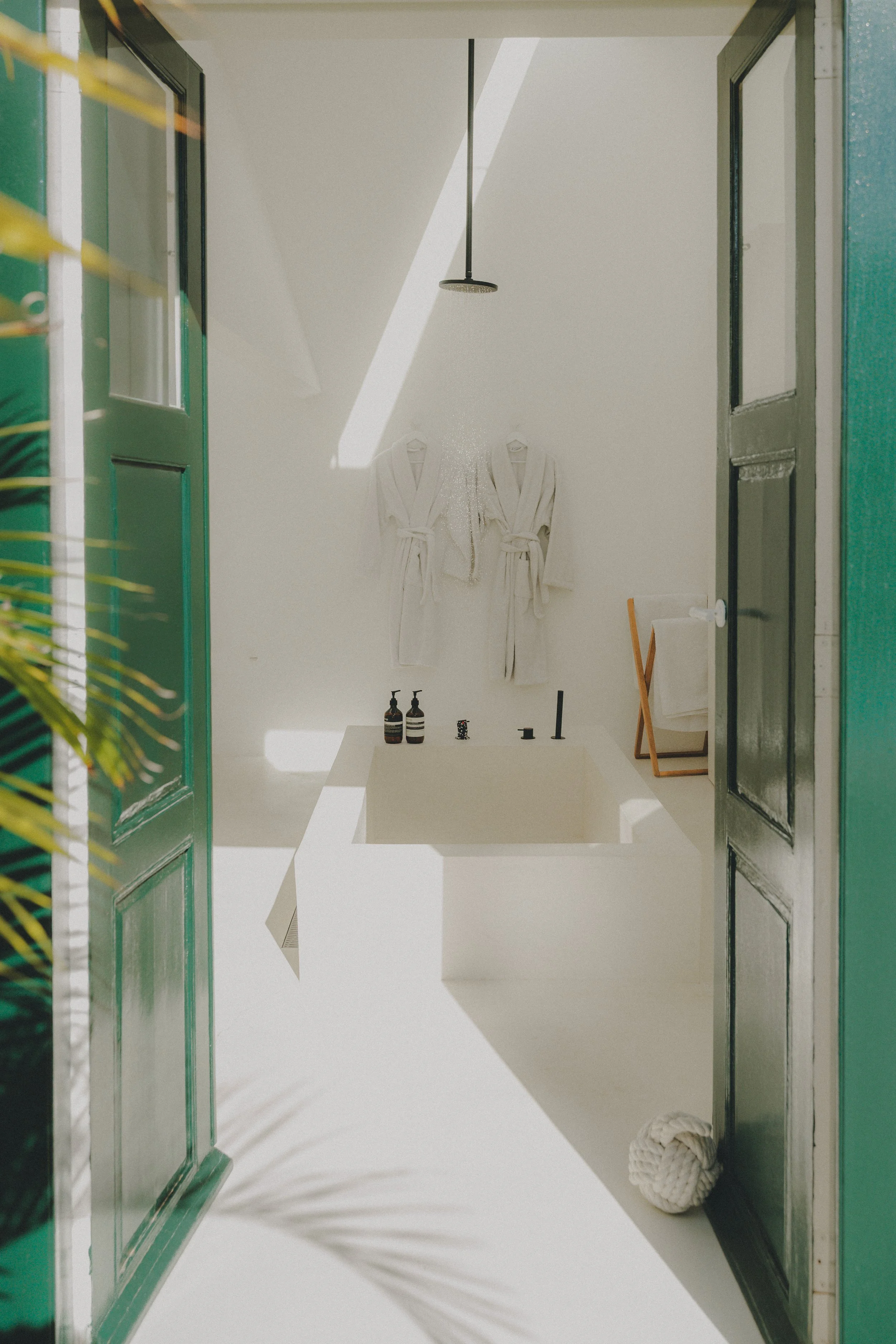 Photographe lifestyle : salle de bain lumineuse ouverte sur l'espace extérieur de Casa Montelongo