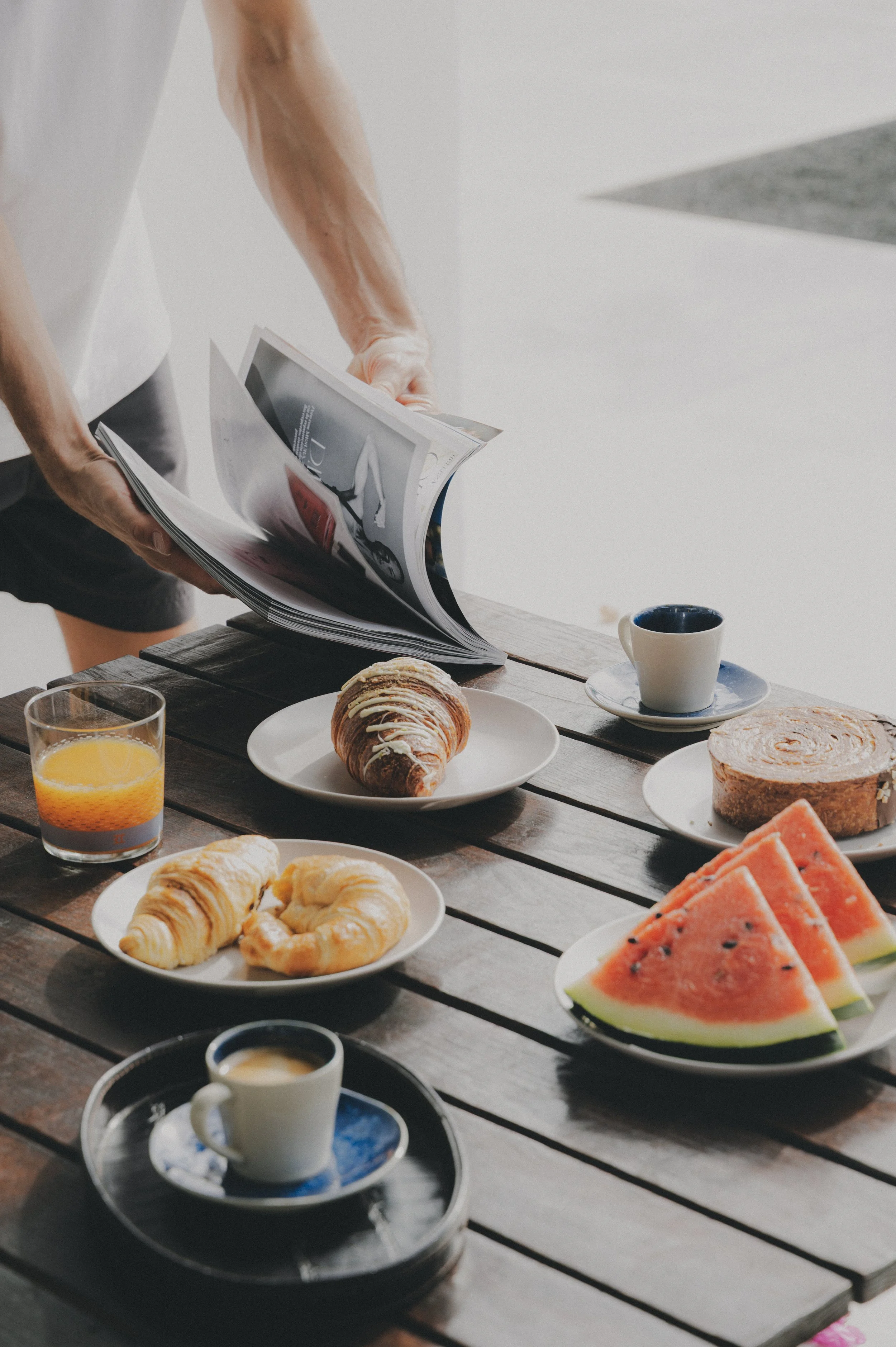 photographe hospitality : petit-déjeuner sur la terrasse ensoleillée de casa Mercadé