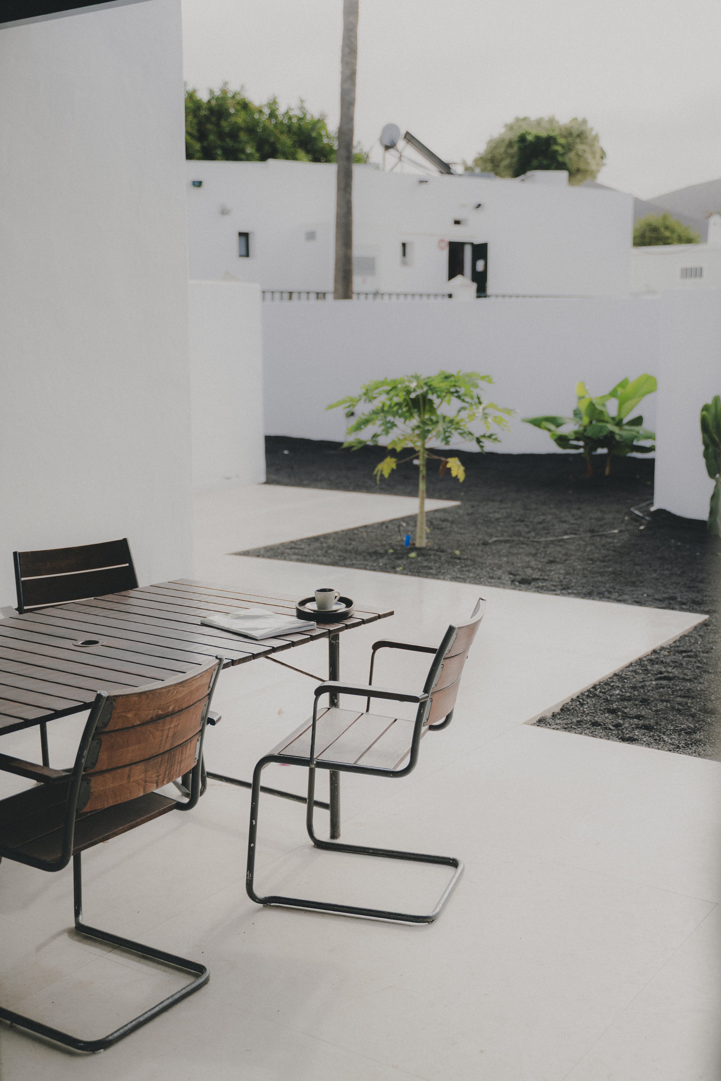 Photographie lifestyle : mobilier extérieur minimaliste et ambiance chaleureuse sur la terrasse, Lanzarote