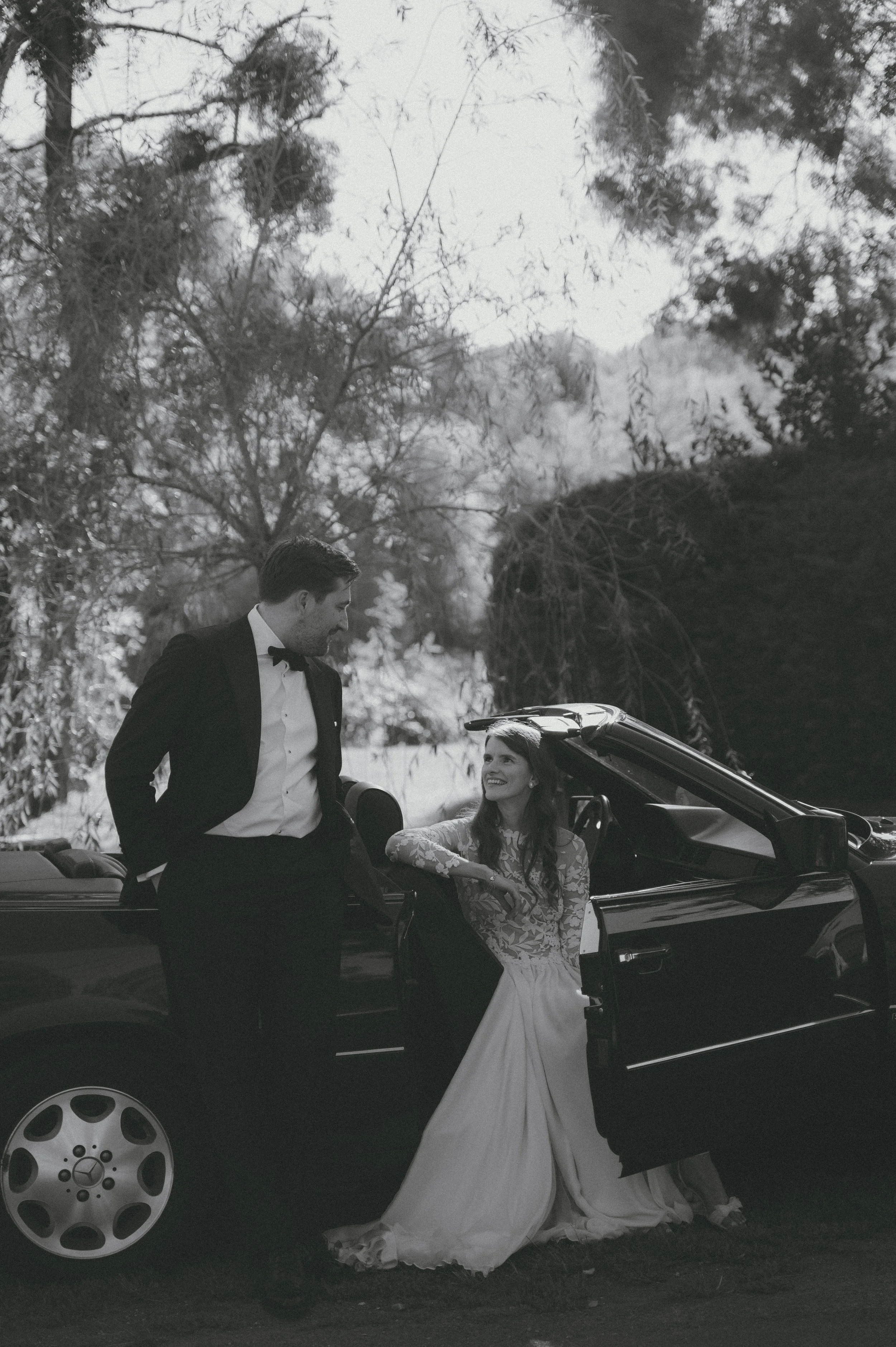 Séance photo de couple lors d’un mariage en Aquitaine avec une voiture vintage 