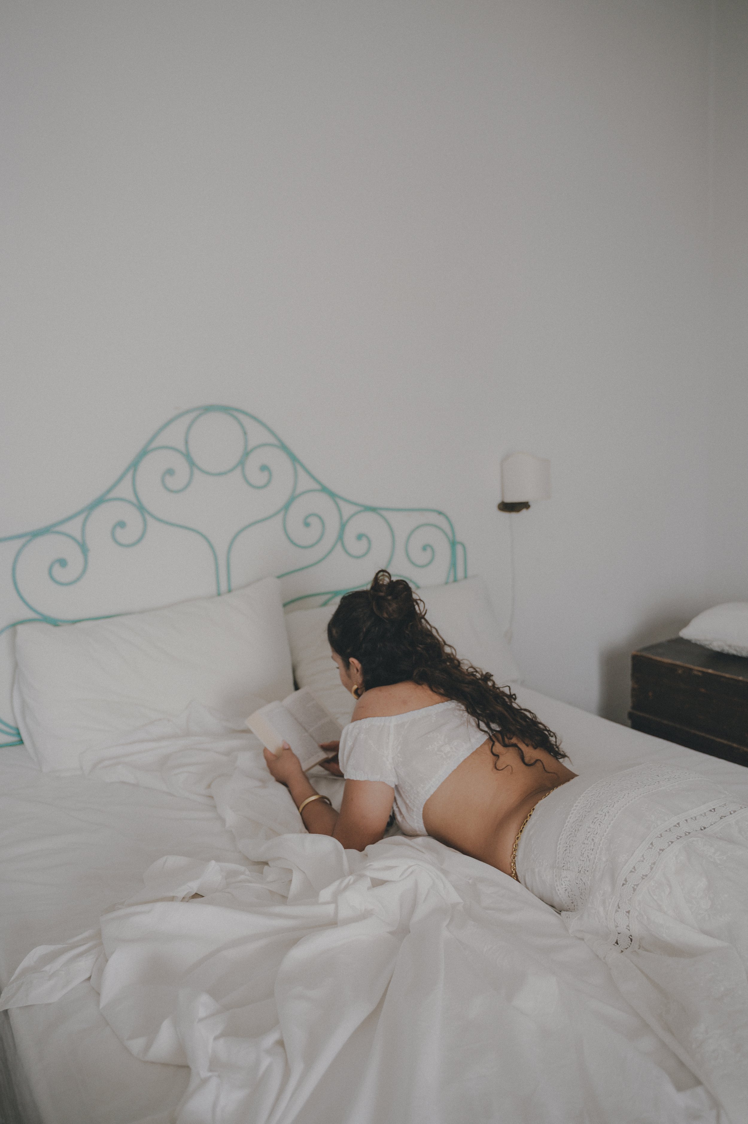 Photographie hospitalité : moment slow living dans une chambre blanche d’une maison éolienne à Alicudi