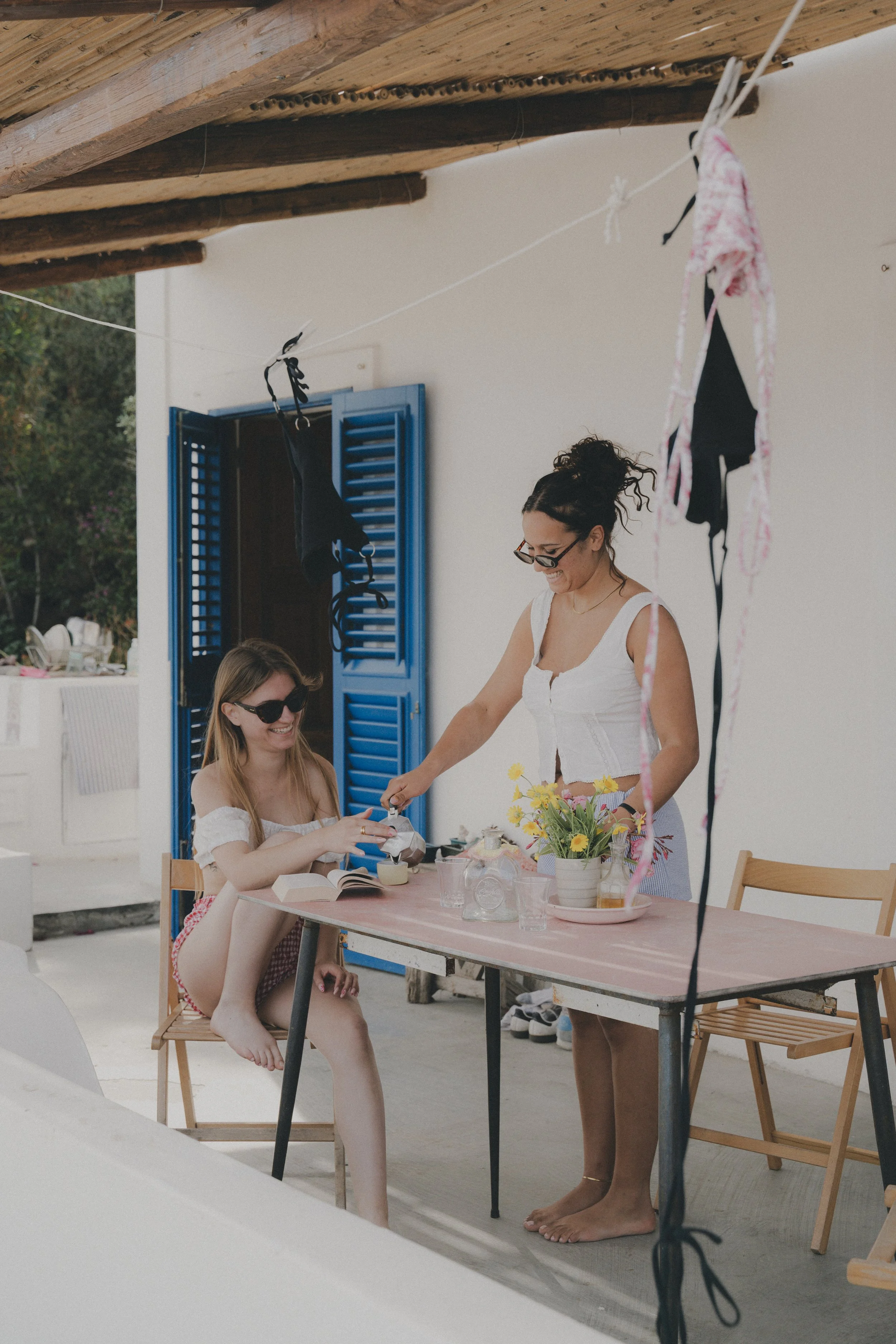 Scène lifestyle autour d’un repas en Sicile, maison traditionnelle