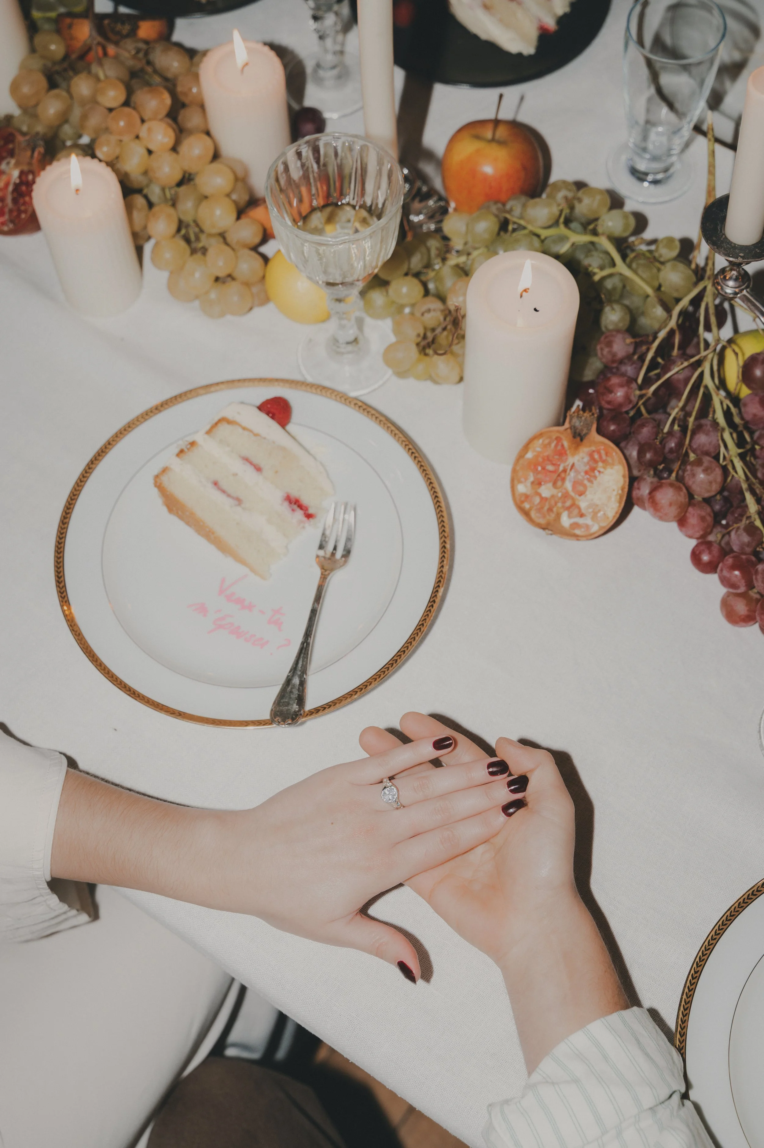 Photographe mode lifestyle : assiette dessert et ambiance de fête avec bague de fiançailles