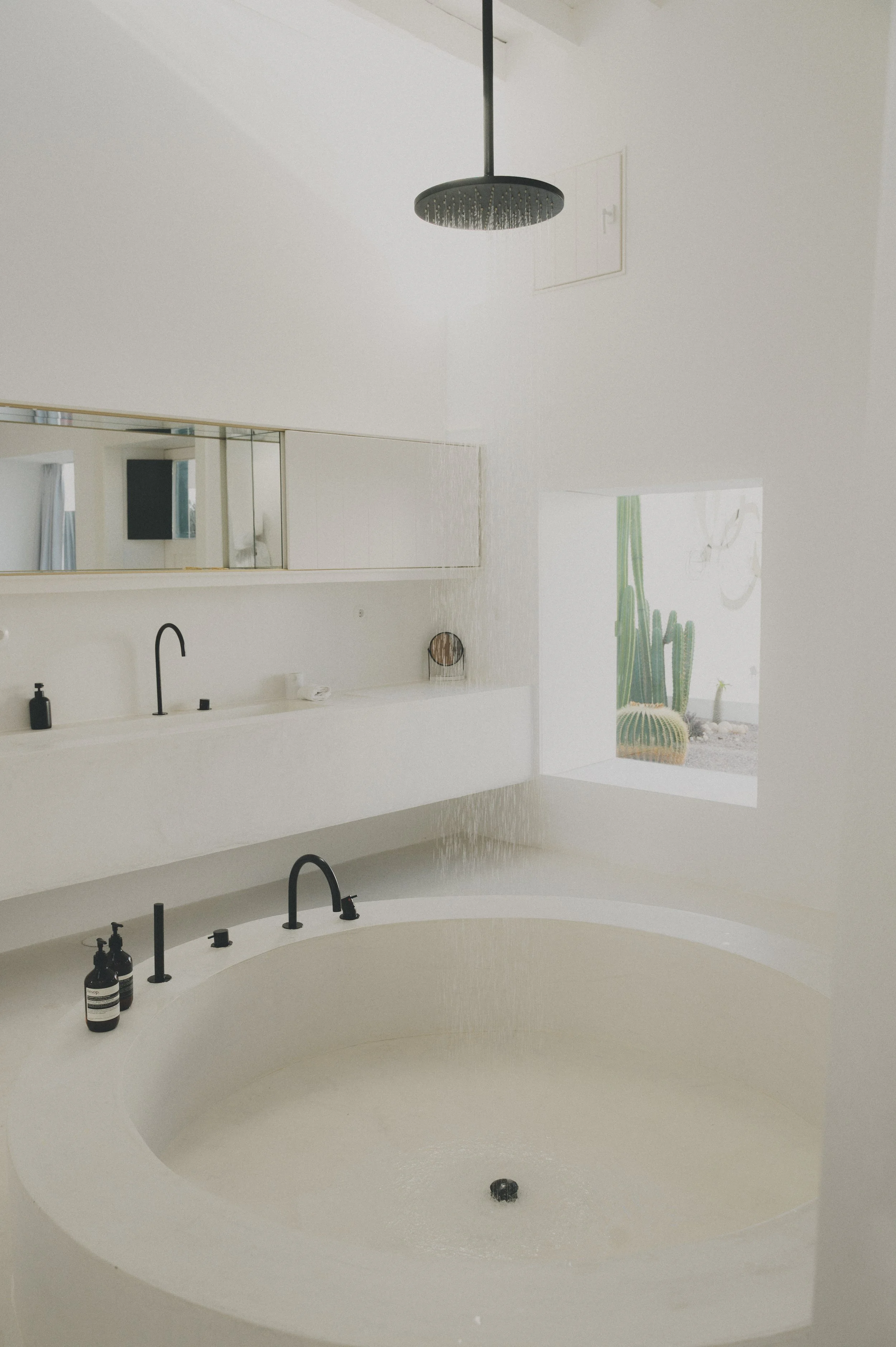 Photographie lifestyle : design raffiné et espace épuré d'une salle de bain de Casa Montelongo