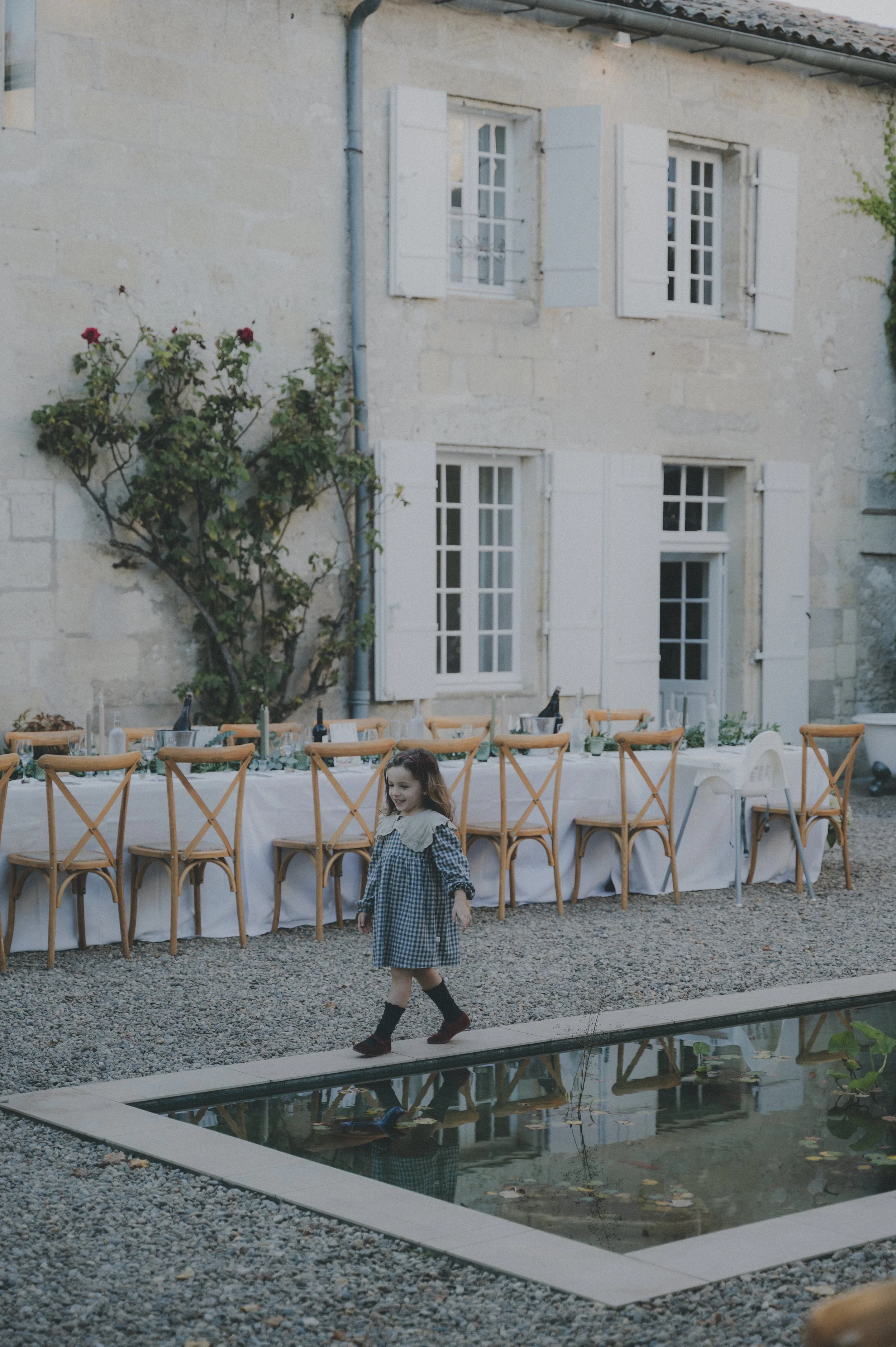 Invitée capturée lors d’un reportage photo de mariage en Dorgone