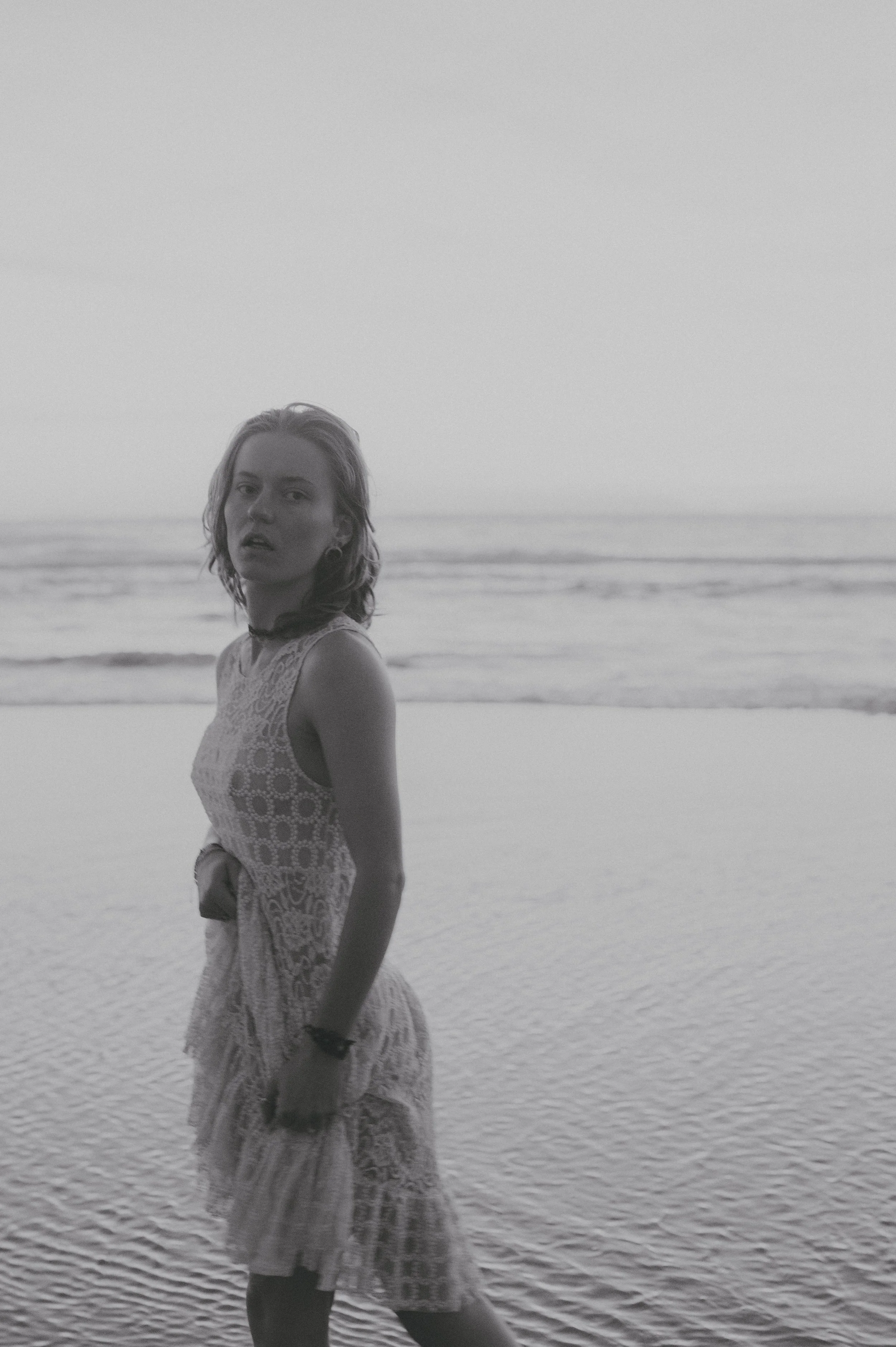 Photographie lifestyle en bord de mer – bijoux micro-macramé en situation réelle