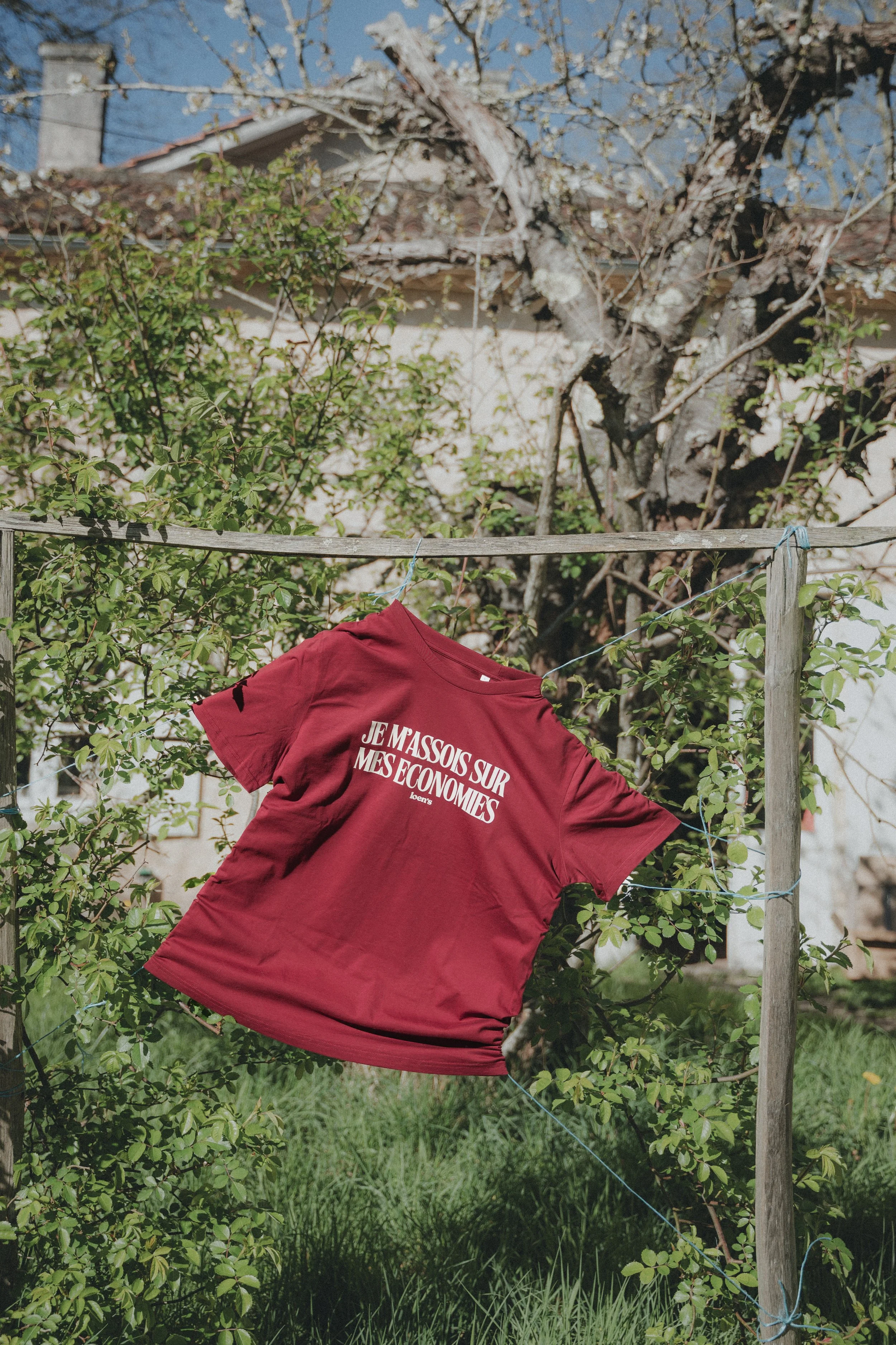 photographe mode : Tee-shirt Loen’s Equestrian suspendu à une barrière en décor naturel