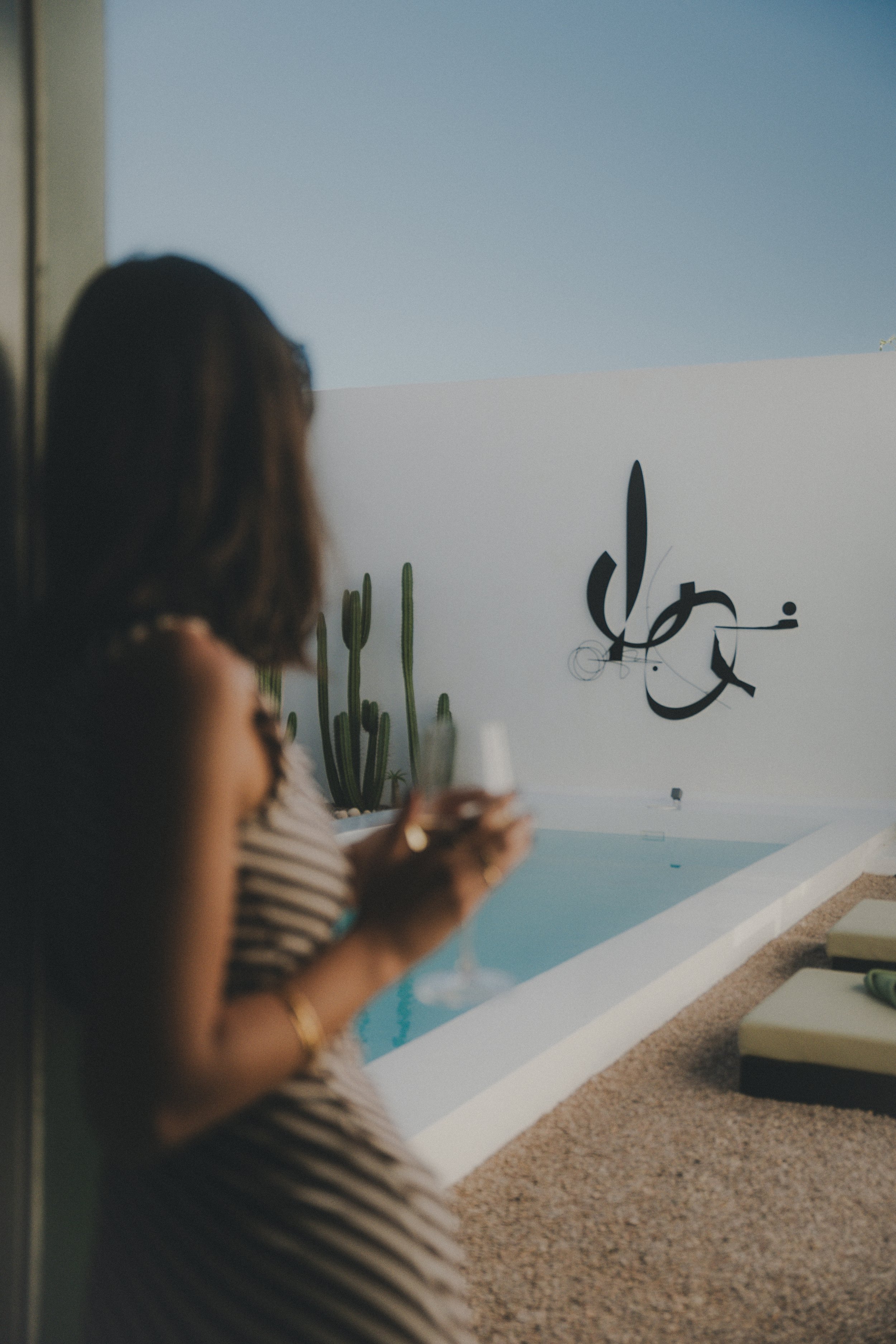 Photographie lifestyle : moment de détente au bord de la piscine de Casa Montelongo