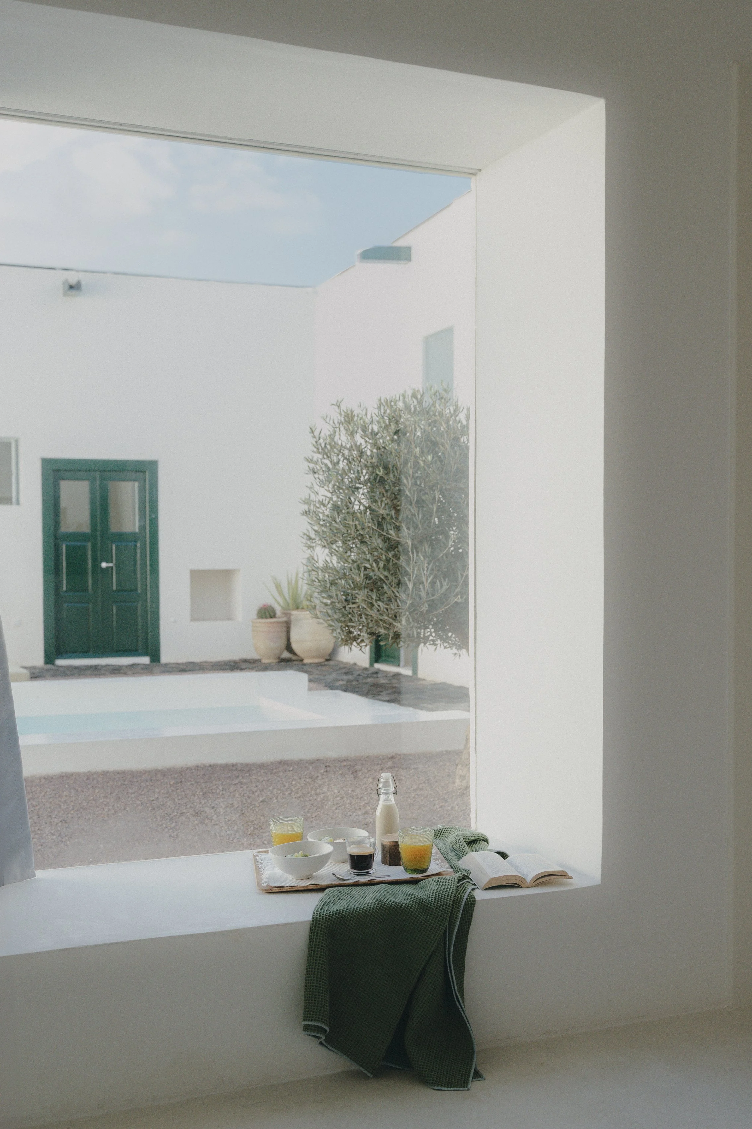Photographie lifestyle : petit-déjeuner avec vue sur l'extérieur et la piscine, Casa Montelongo