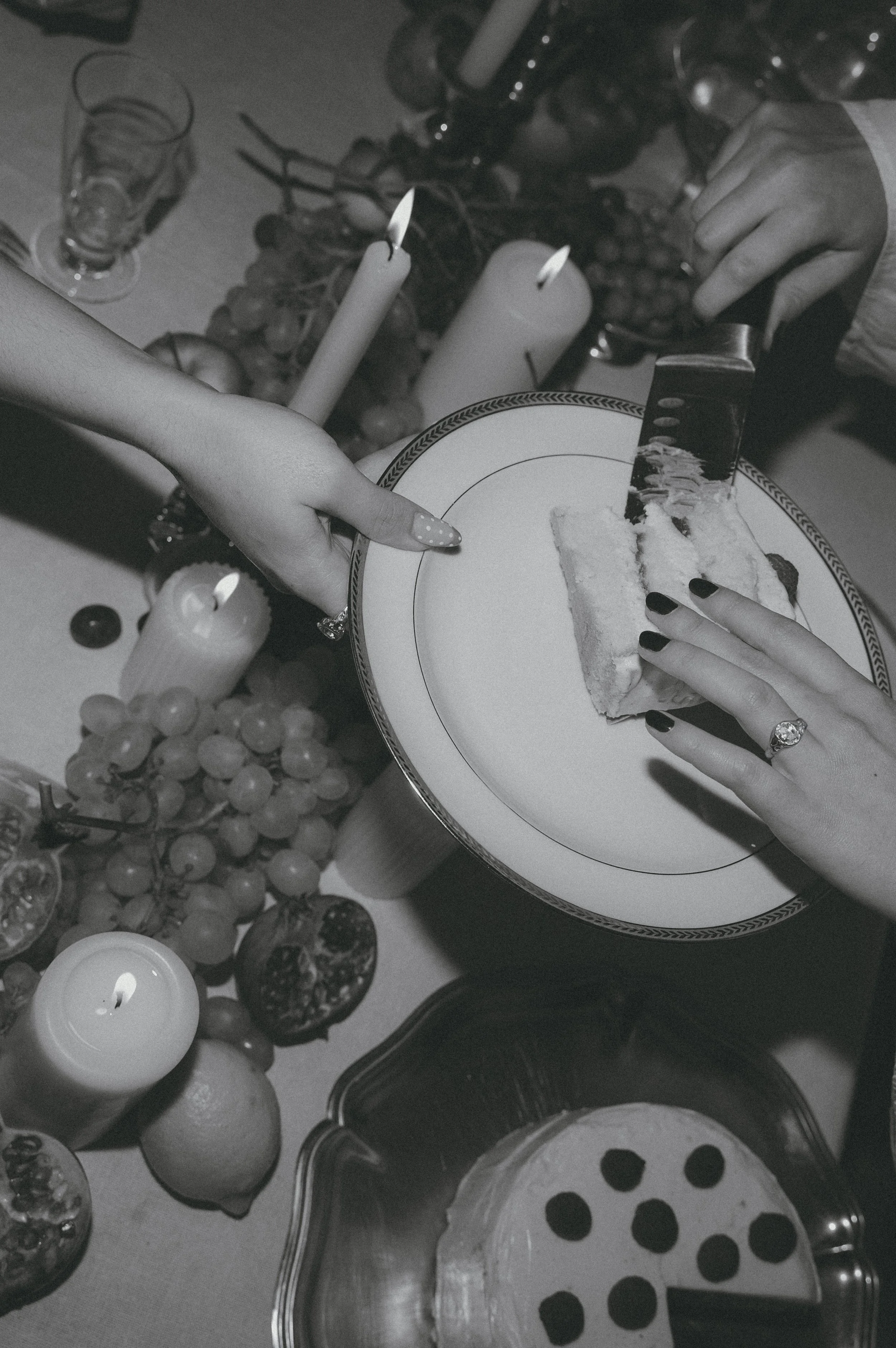 Photographe mode : détails de table élégante avec dessert et ambiance de fête